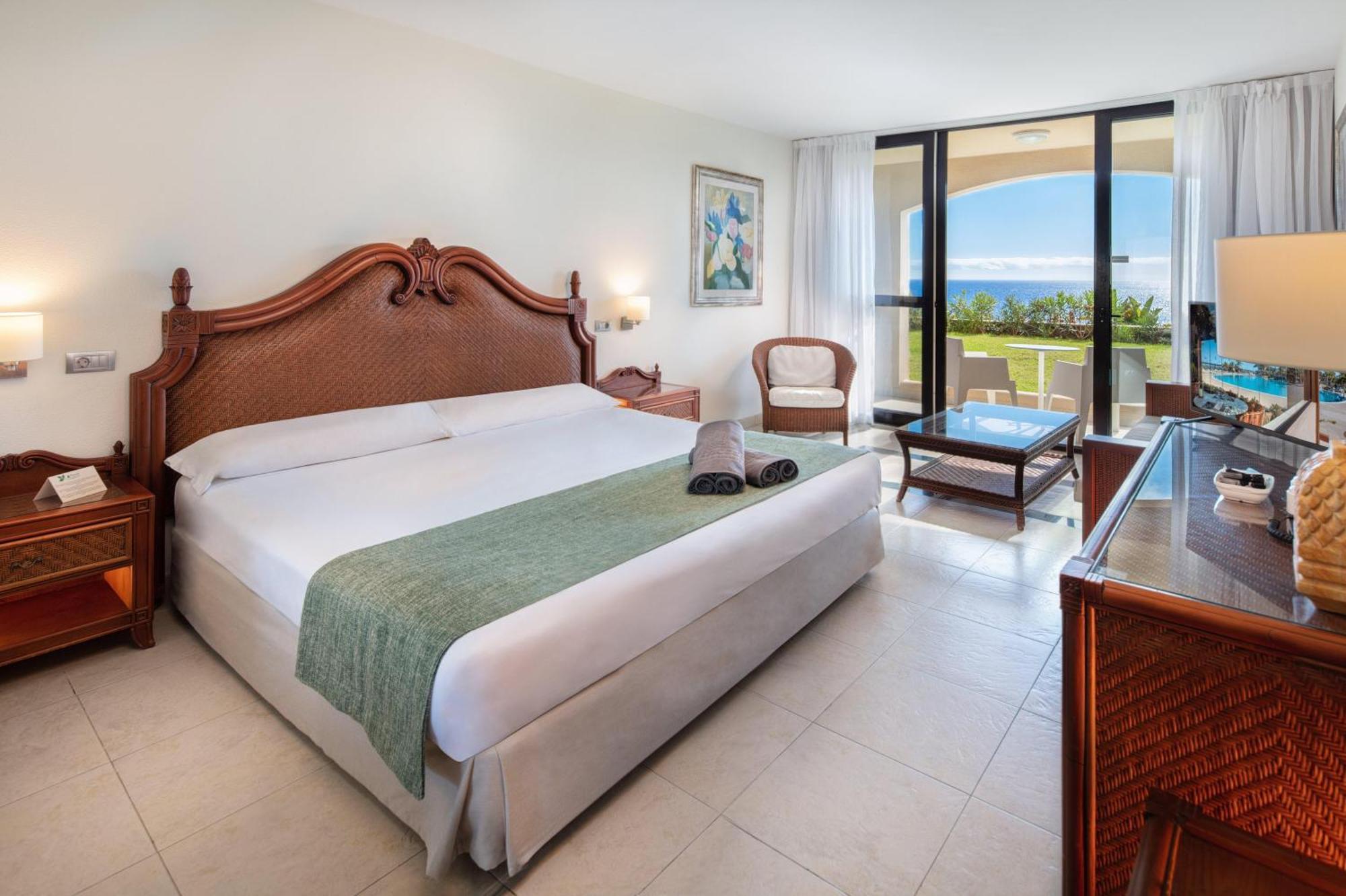 Habitación doble con vistas parciales al mar (2 adultos + 1 niño) - 1 o 2 camas