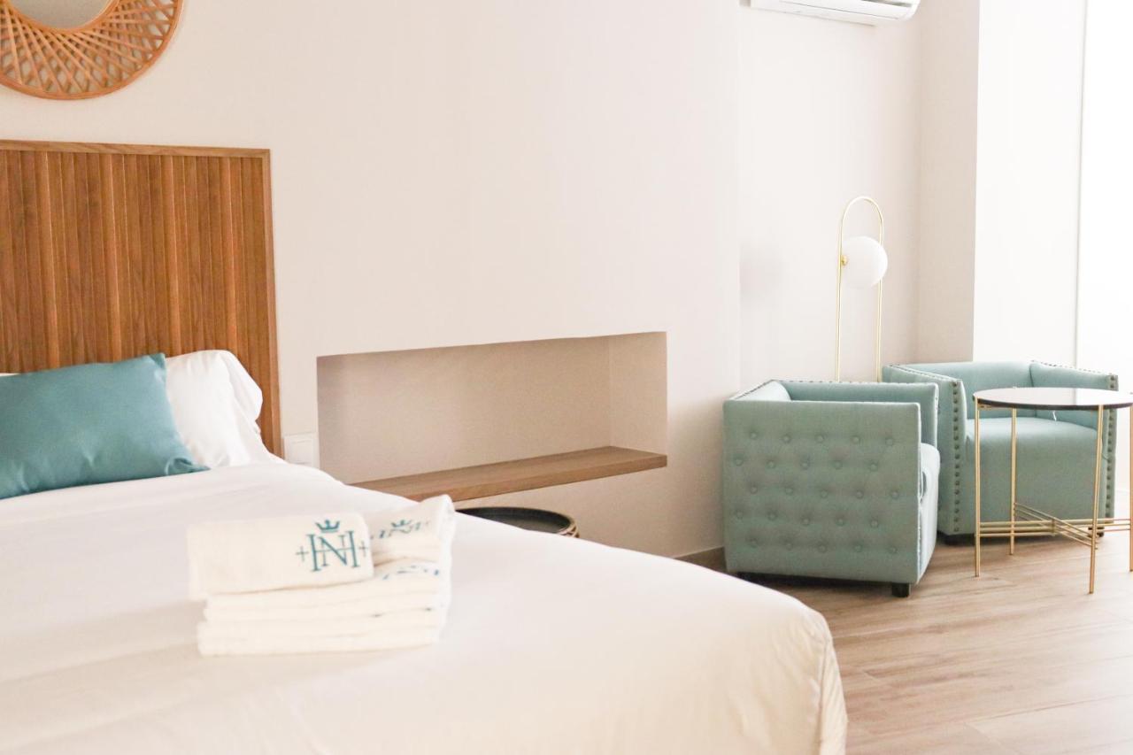 Suite con bañera de hidromasaje y cama grande