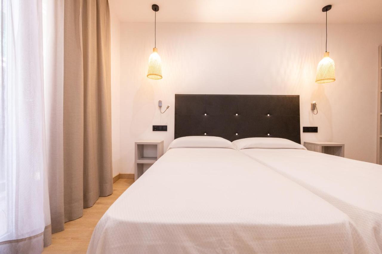 Dvoulůžkový pokoj s manželskou postelí a balkonem