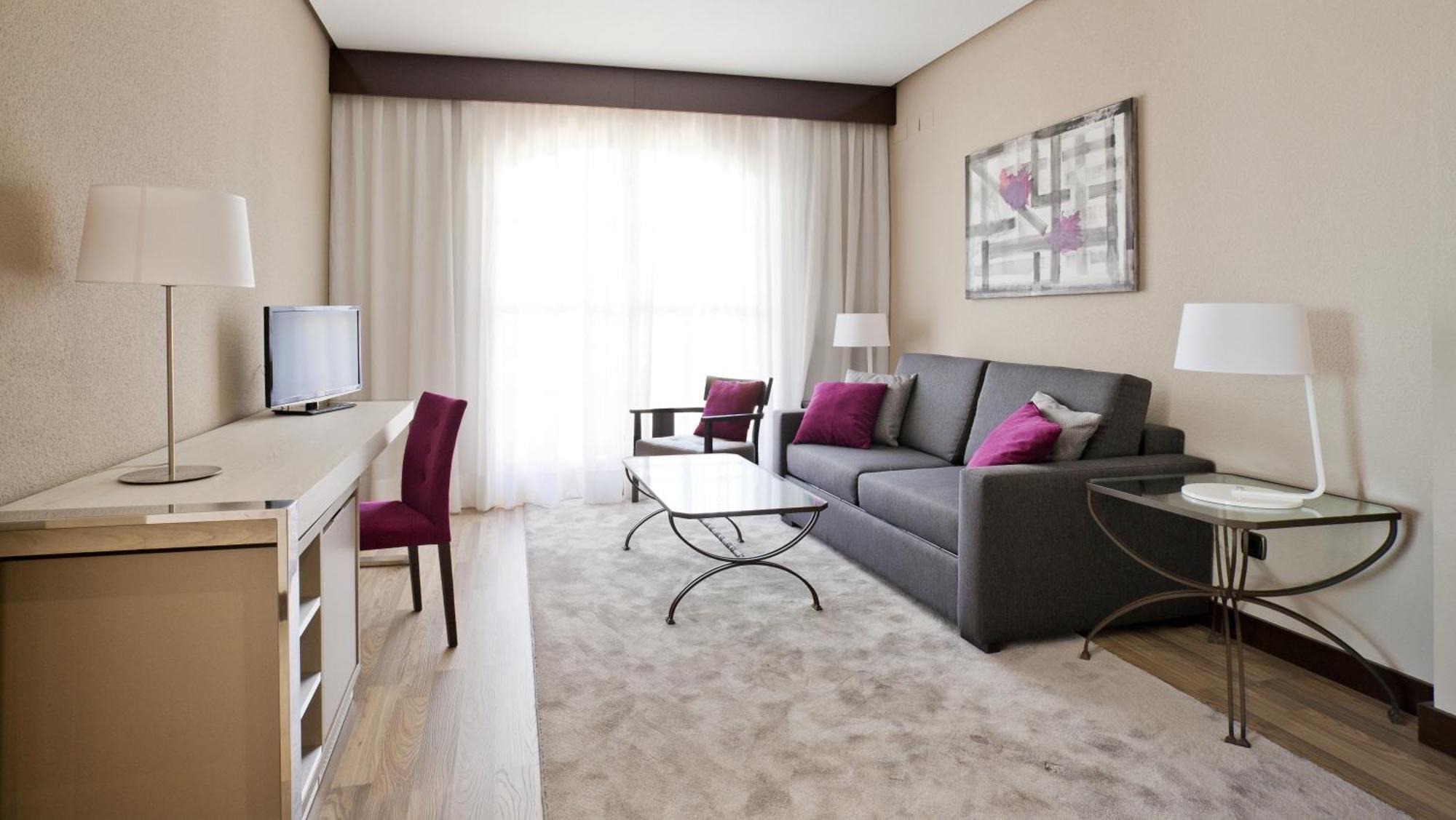 Family Room (2 Adults + 2 Children)