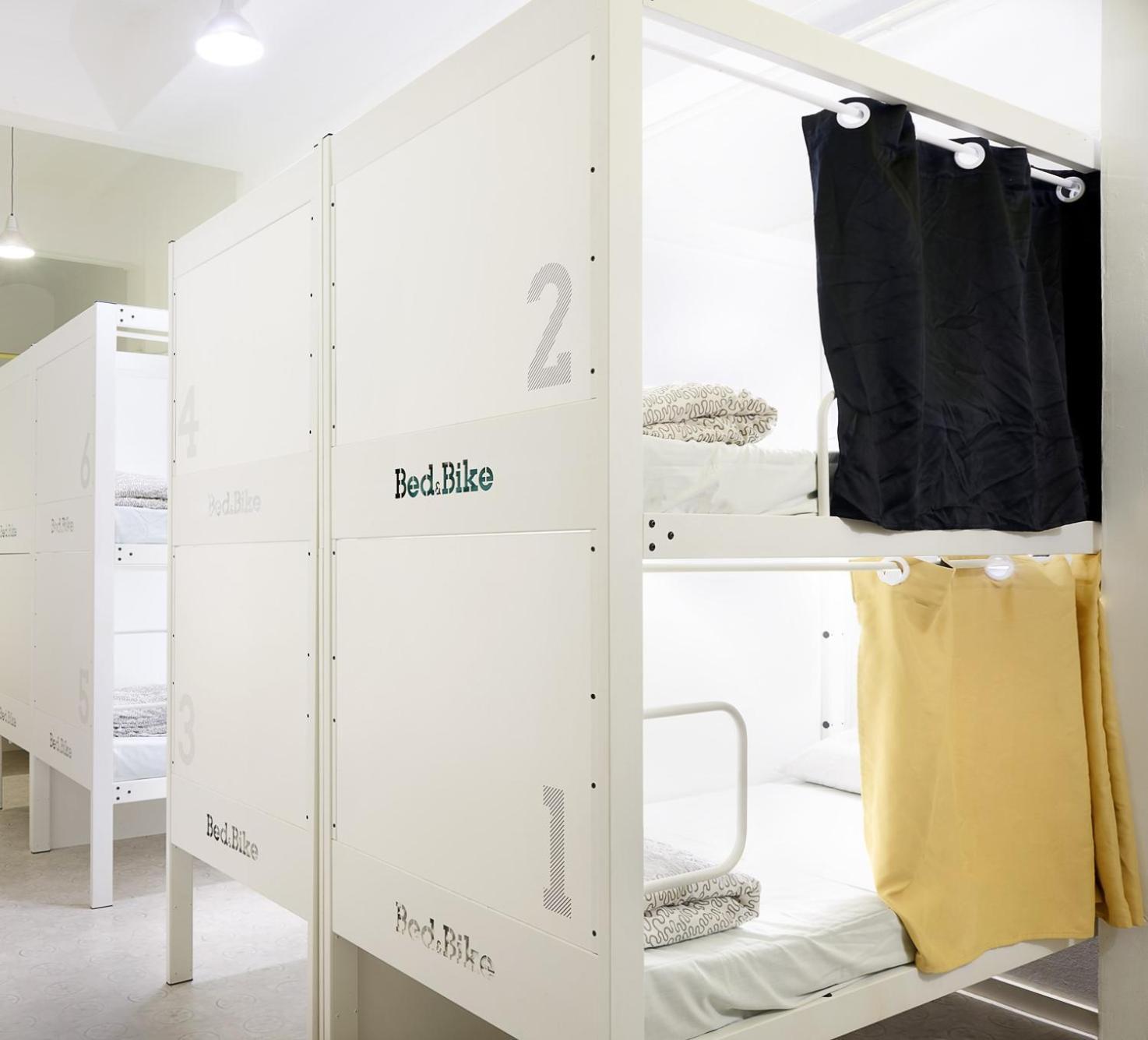Bed in een Gemengde Slaapzaal met 16 Bedden