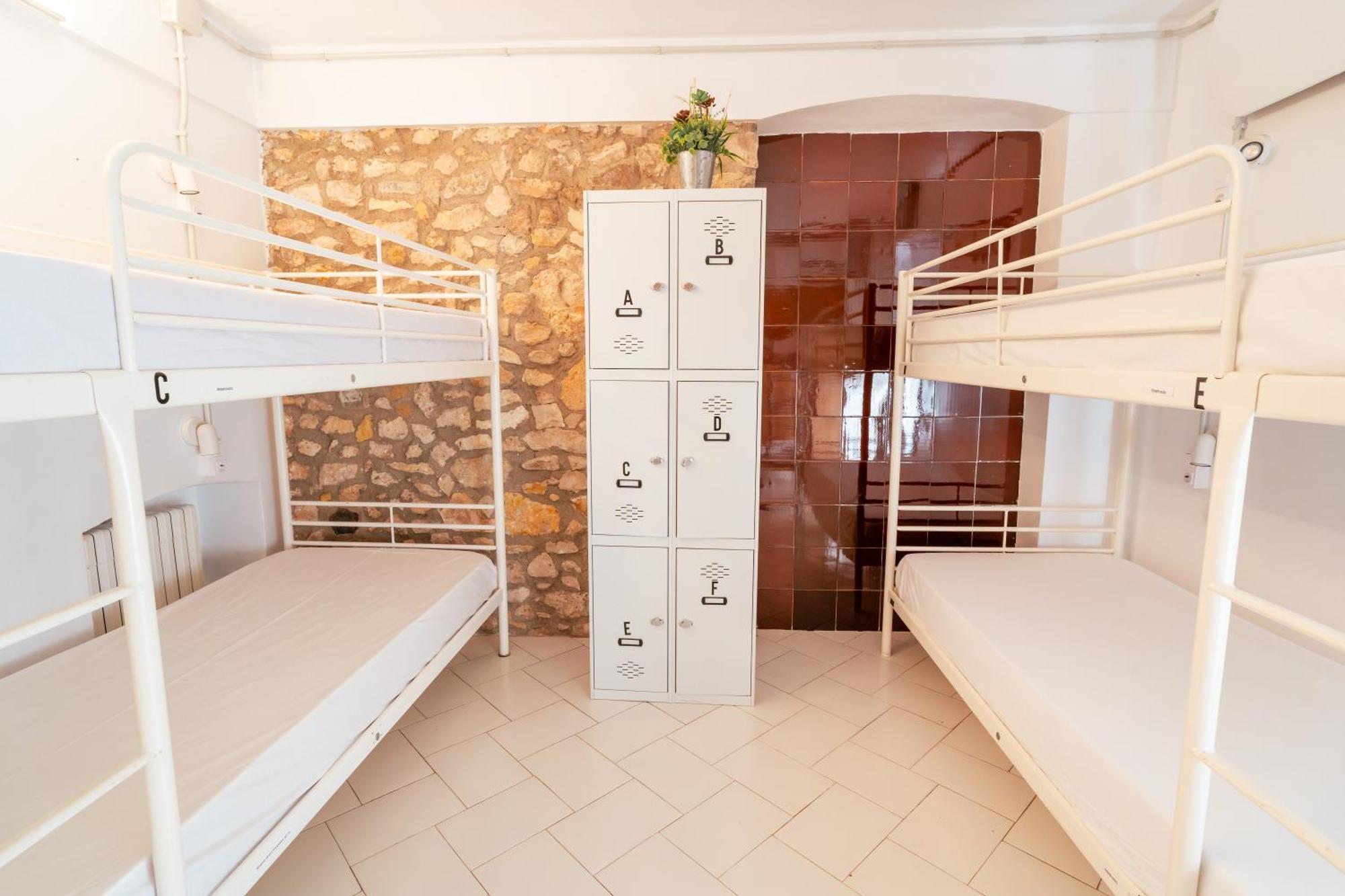 Posto Letto in Dormitorio Femminile con 6 Letti