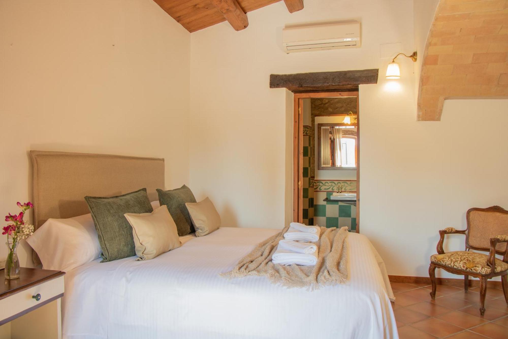 Habitación con cama grande y vistas al jardín