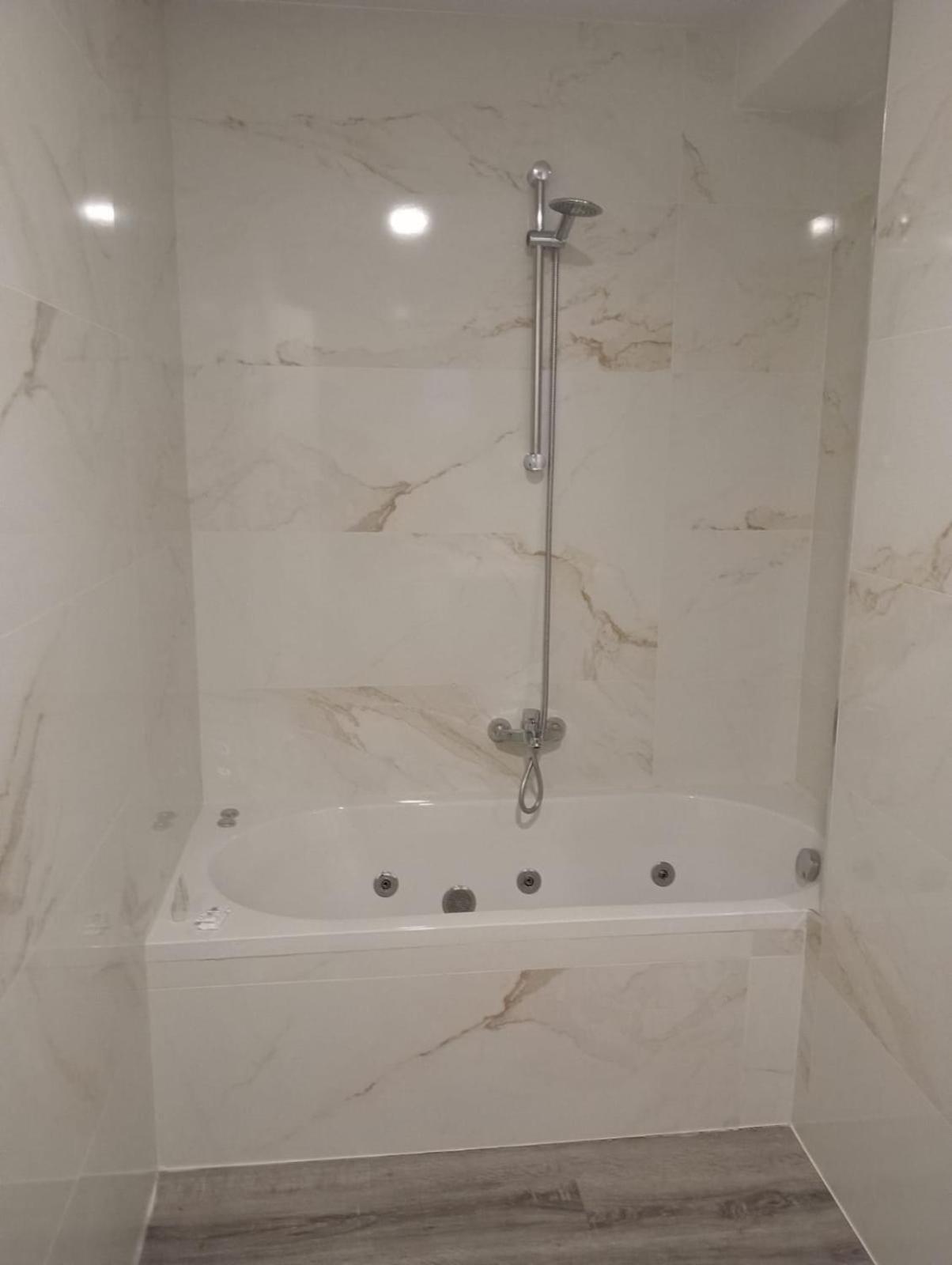 Queen Room Spa Bath,1388229494:JPEG