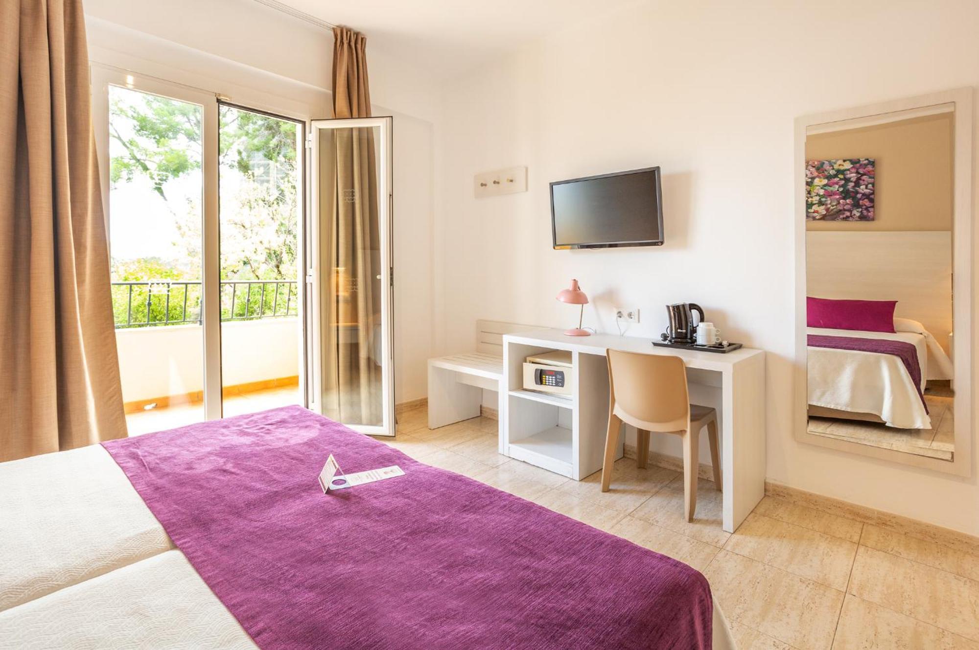 Double Room with Balcony and Sea View,1686433113:JPEG