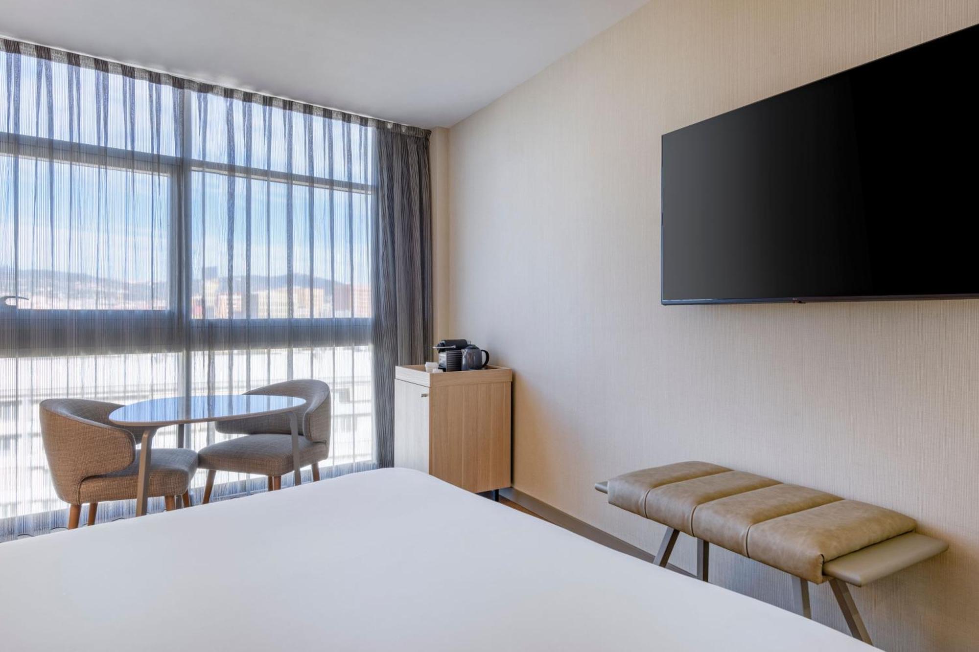Habitación con cama extragrande y vistas a la ciudad
