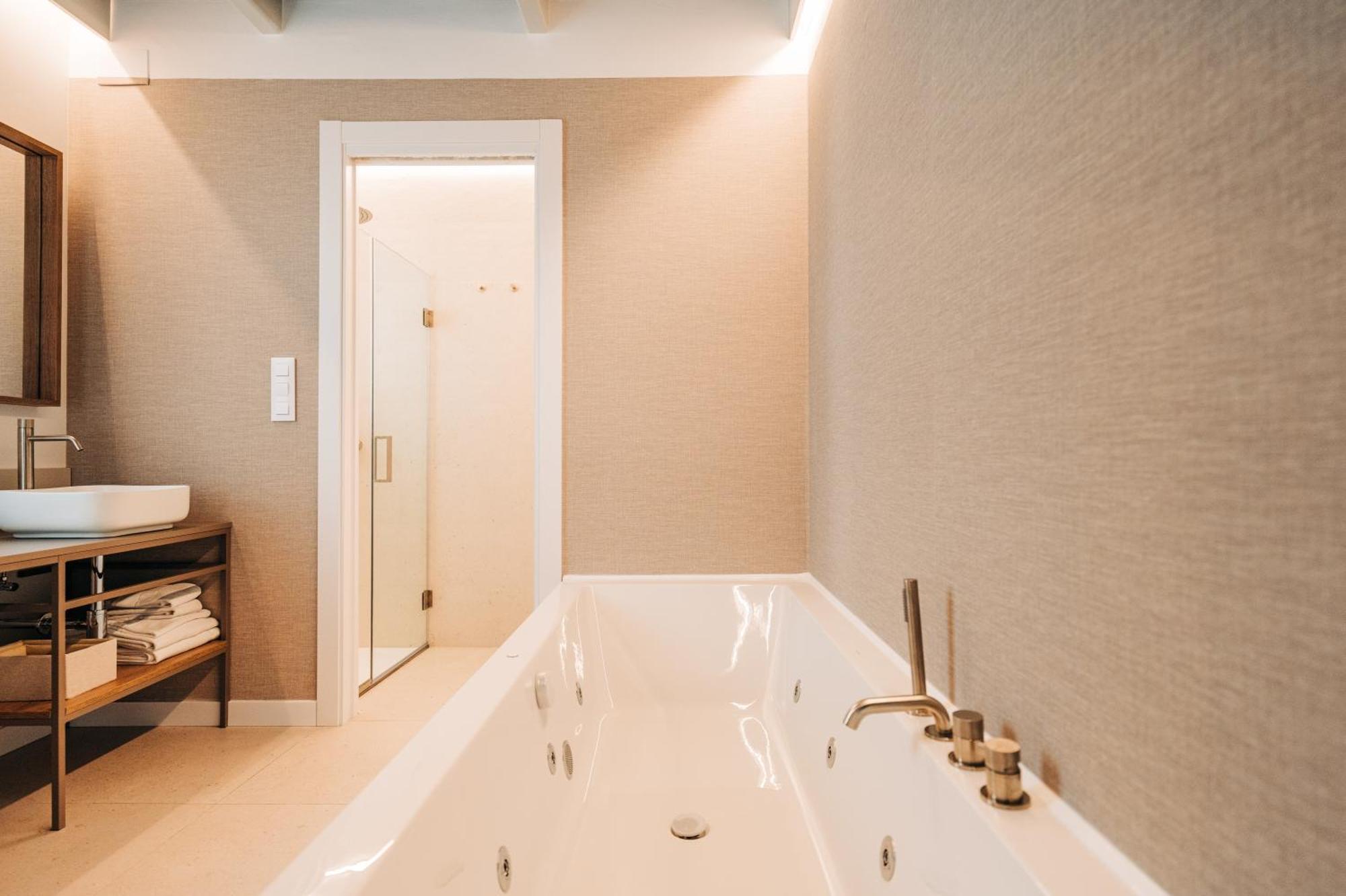 Queen Suite Spa Bath