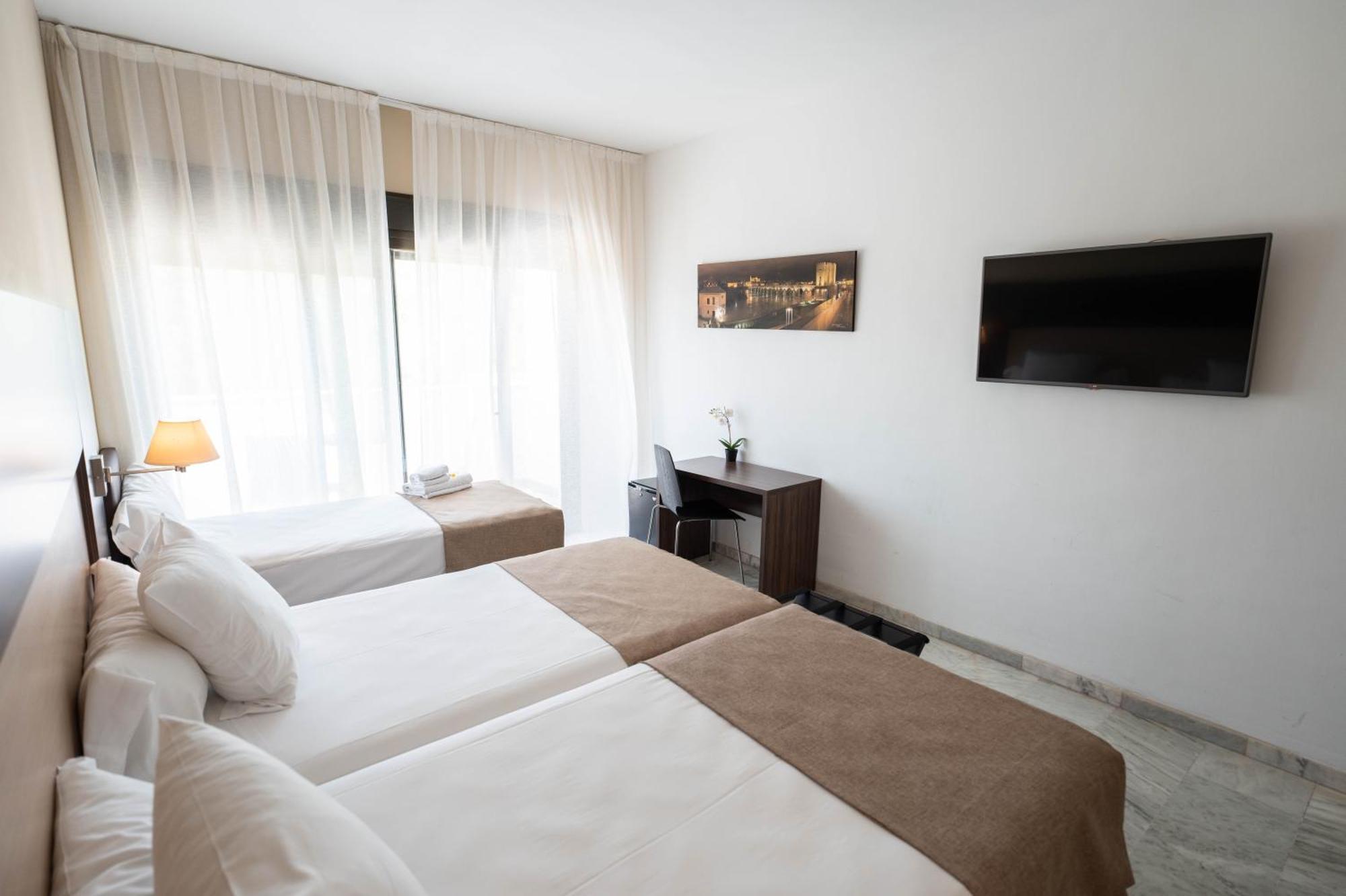 Chambre Double avec Lit d'Appoint (2 Adultes + 1 Enfant)
