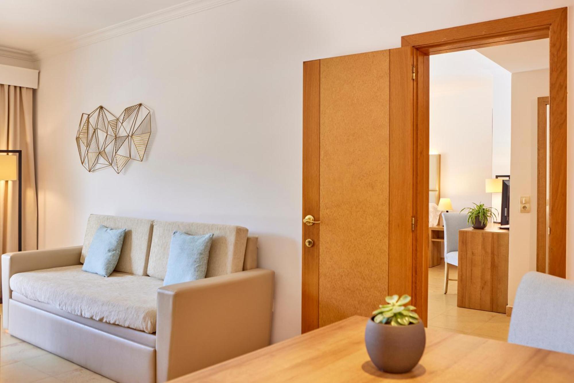 Connecting Two-Bedroom Suite with Pool View,1545001525:JPEG