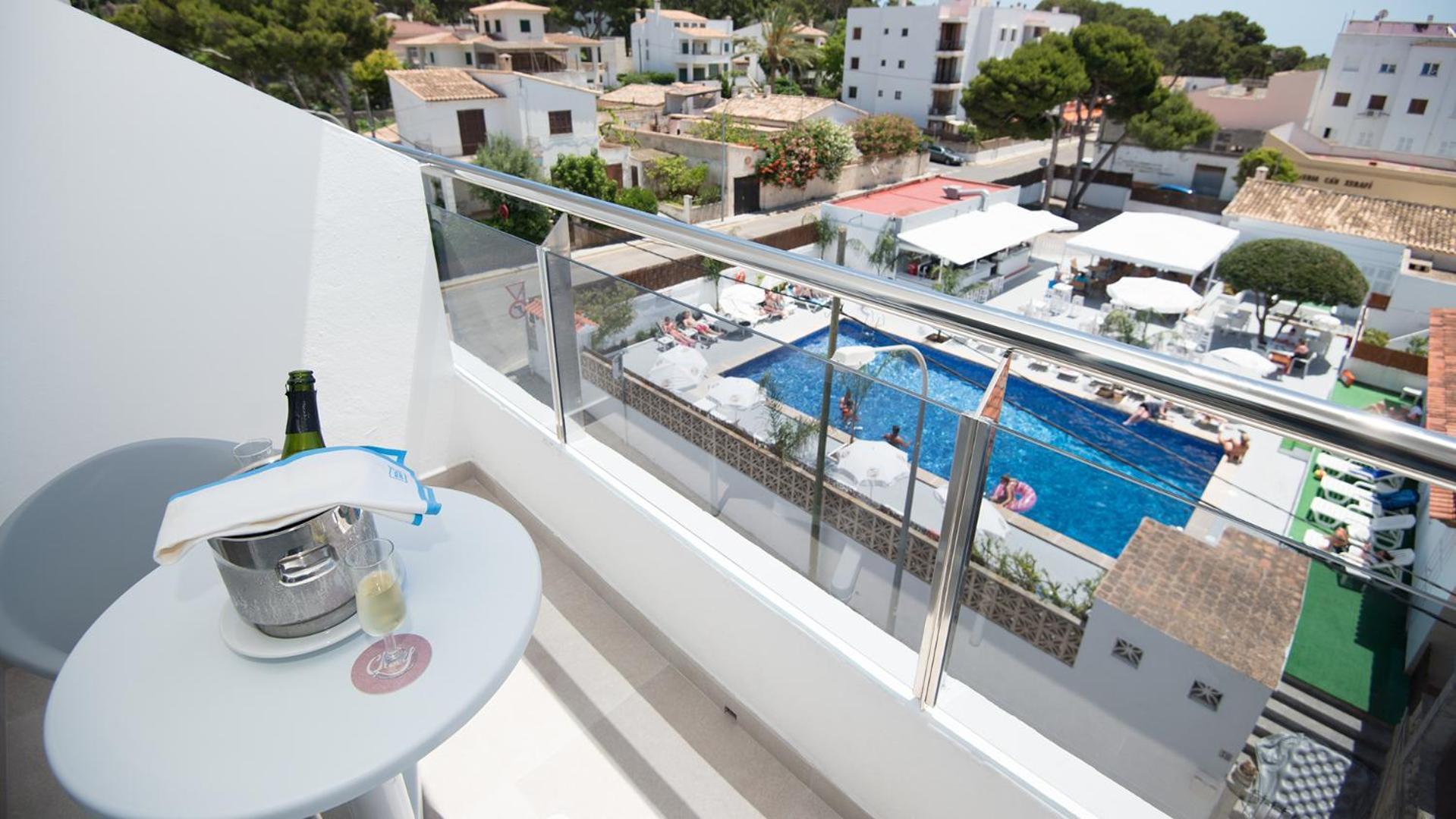 Dreibettzimmer mit Balkon