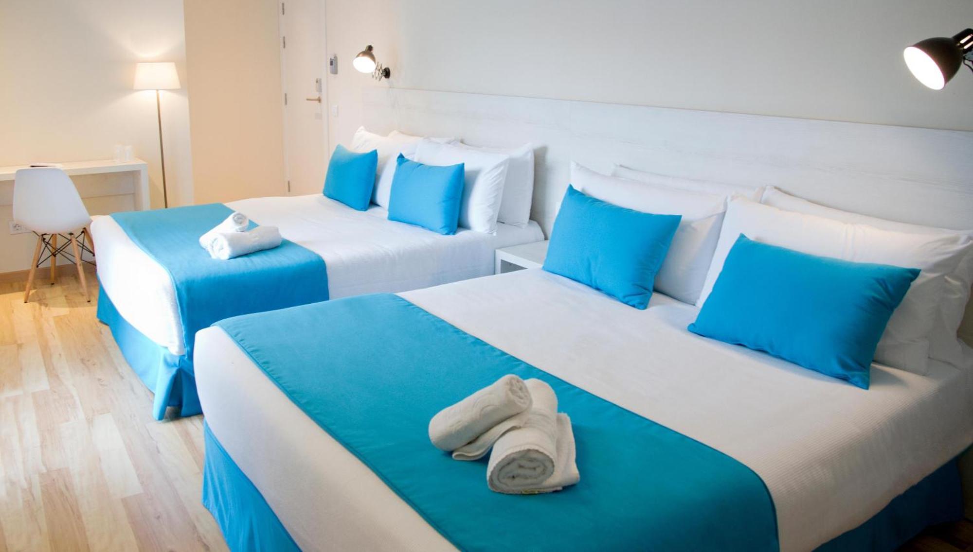 Dreibettzimmer mit Poolblick