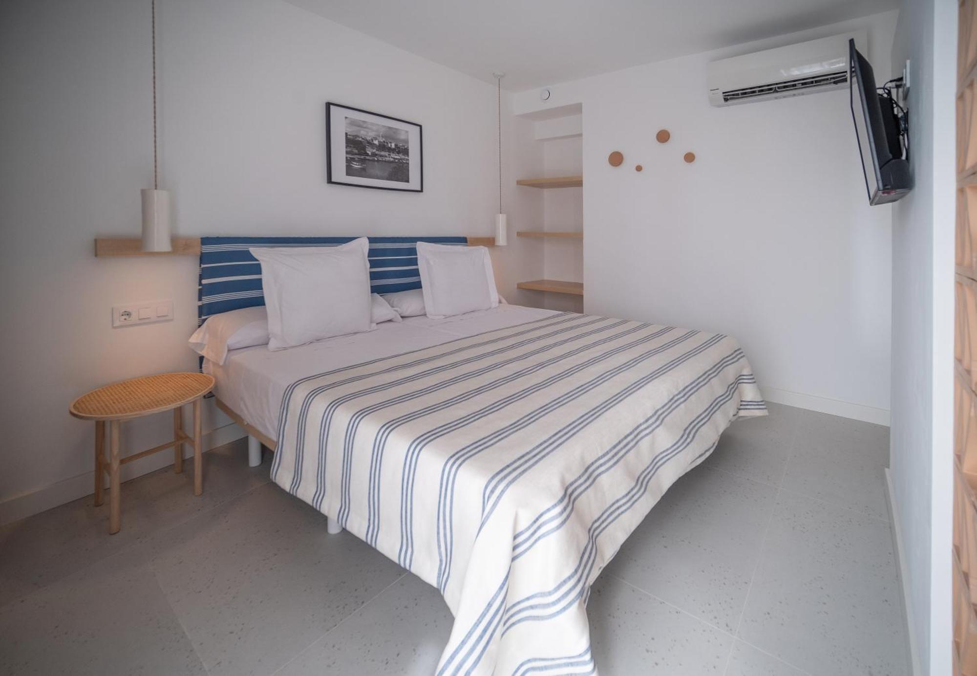 Double room with balcony with port view