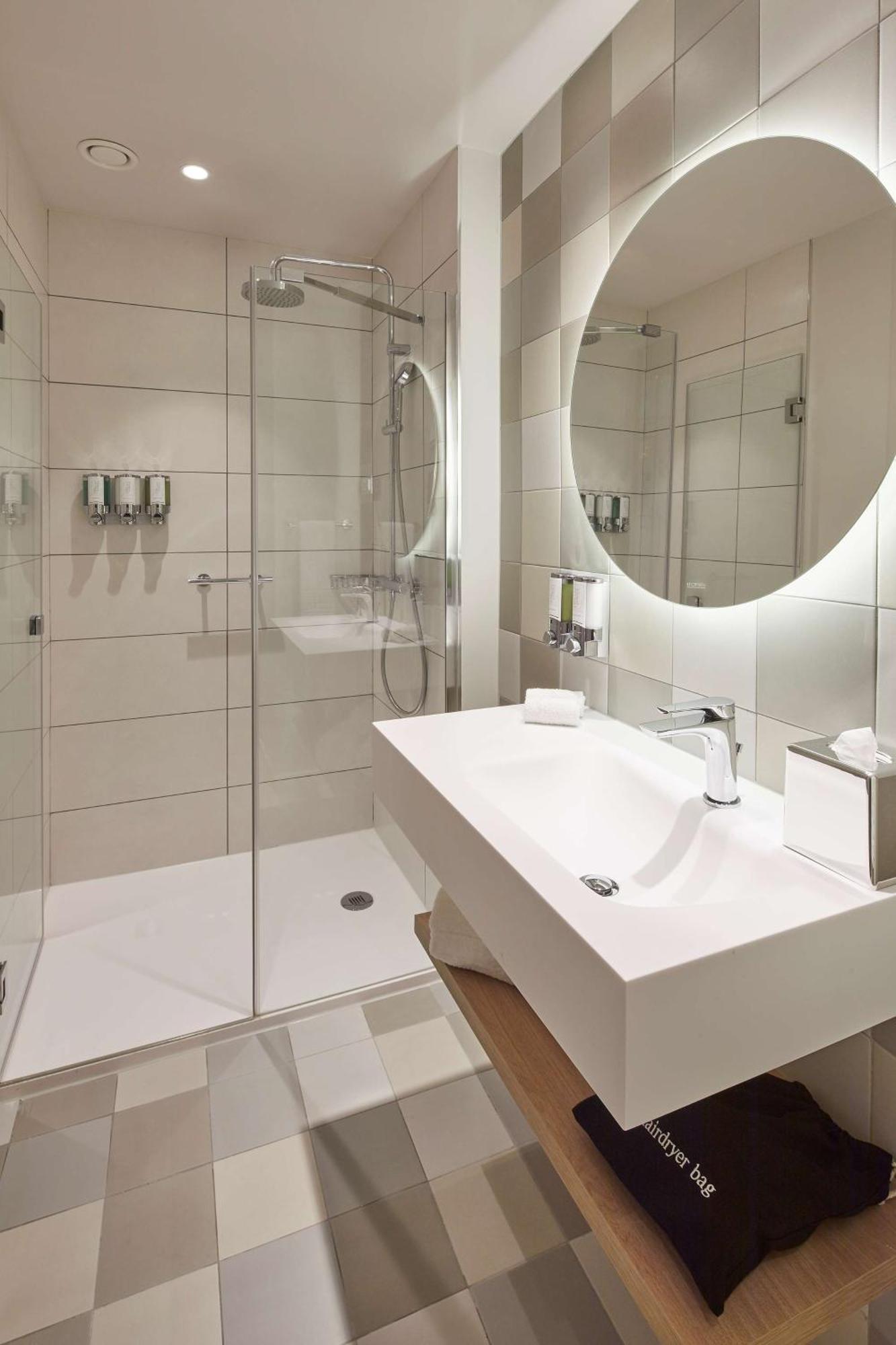 Chambre Lit Queen-Size Accessible aux Personnes à Mobilité Réduite