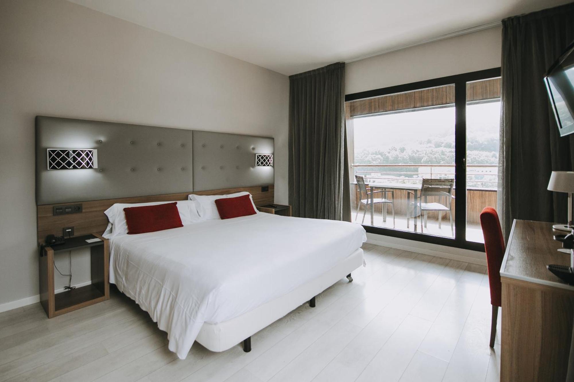 Habitación Doble con terraza (2 adultos + 1 niño)