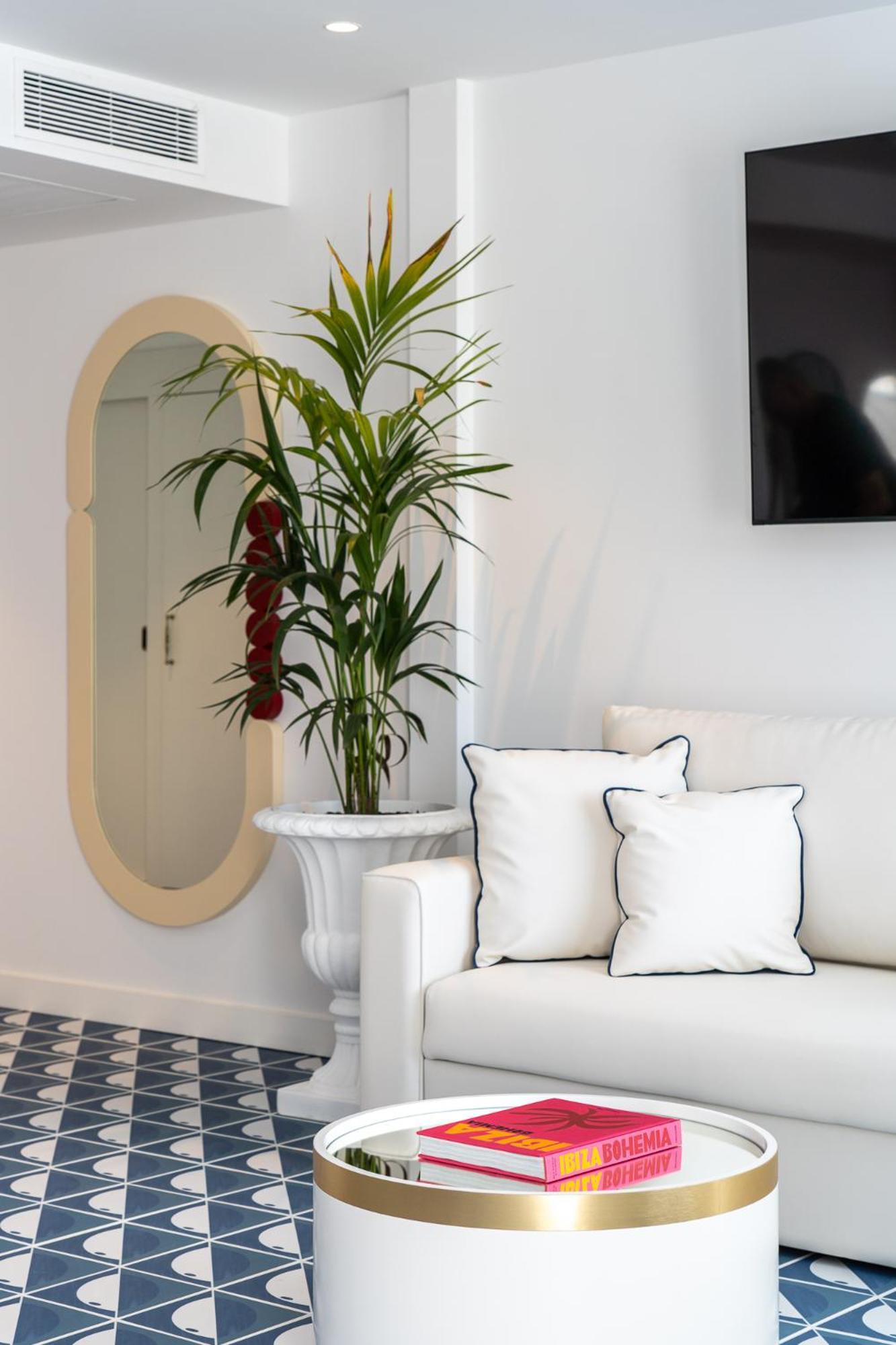 Suite mit Meerblick und Terrasse – Tribute an Ibiza