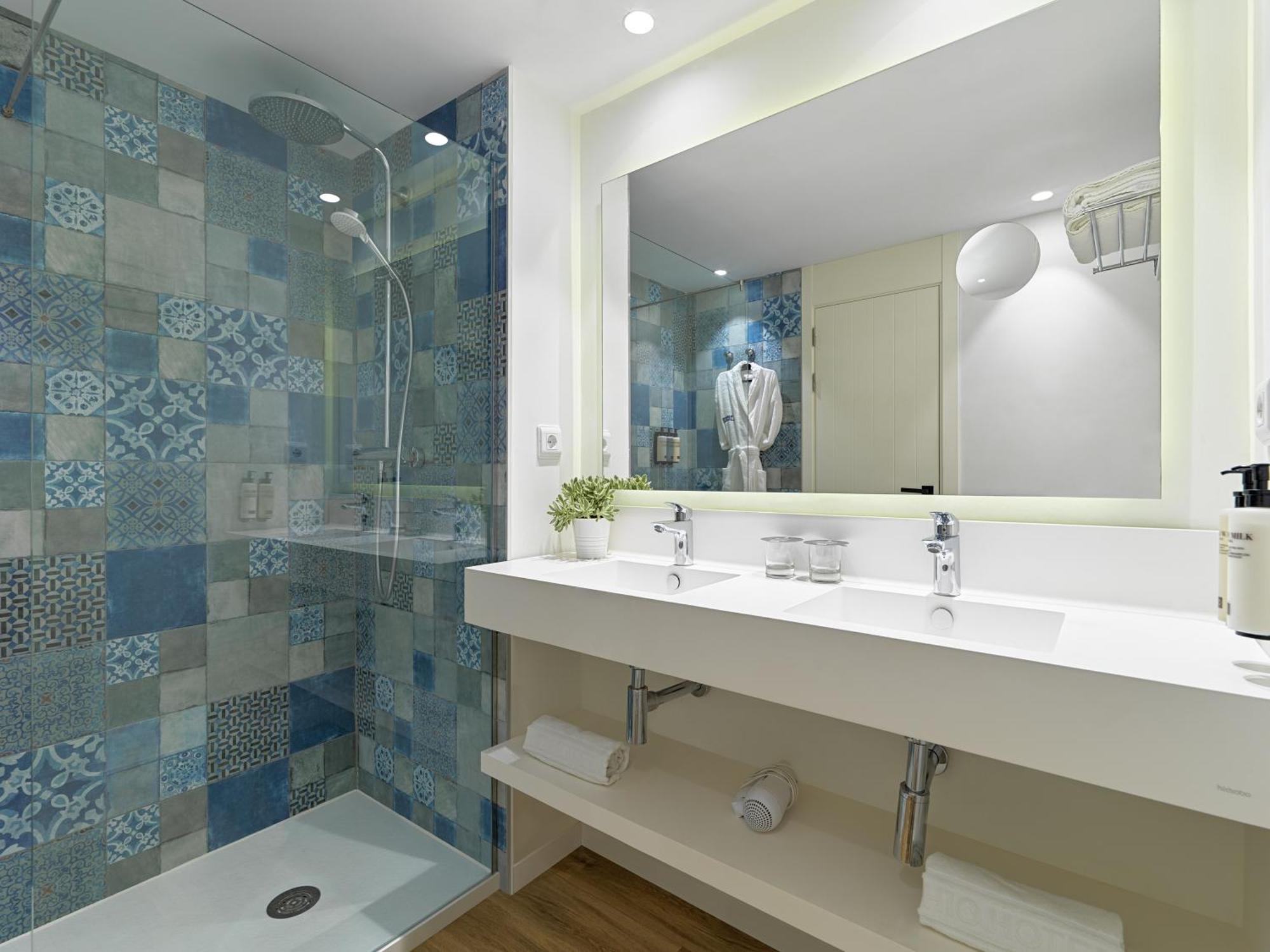 Double Room with Street View (2 Adults + 1Child)