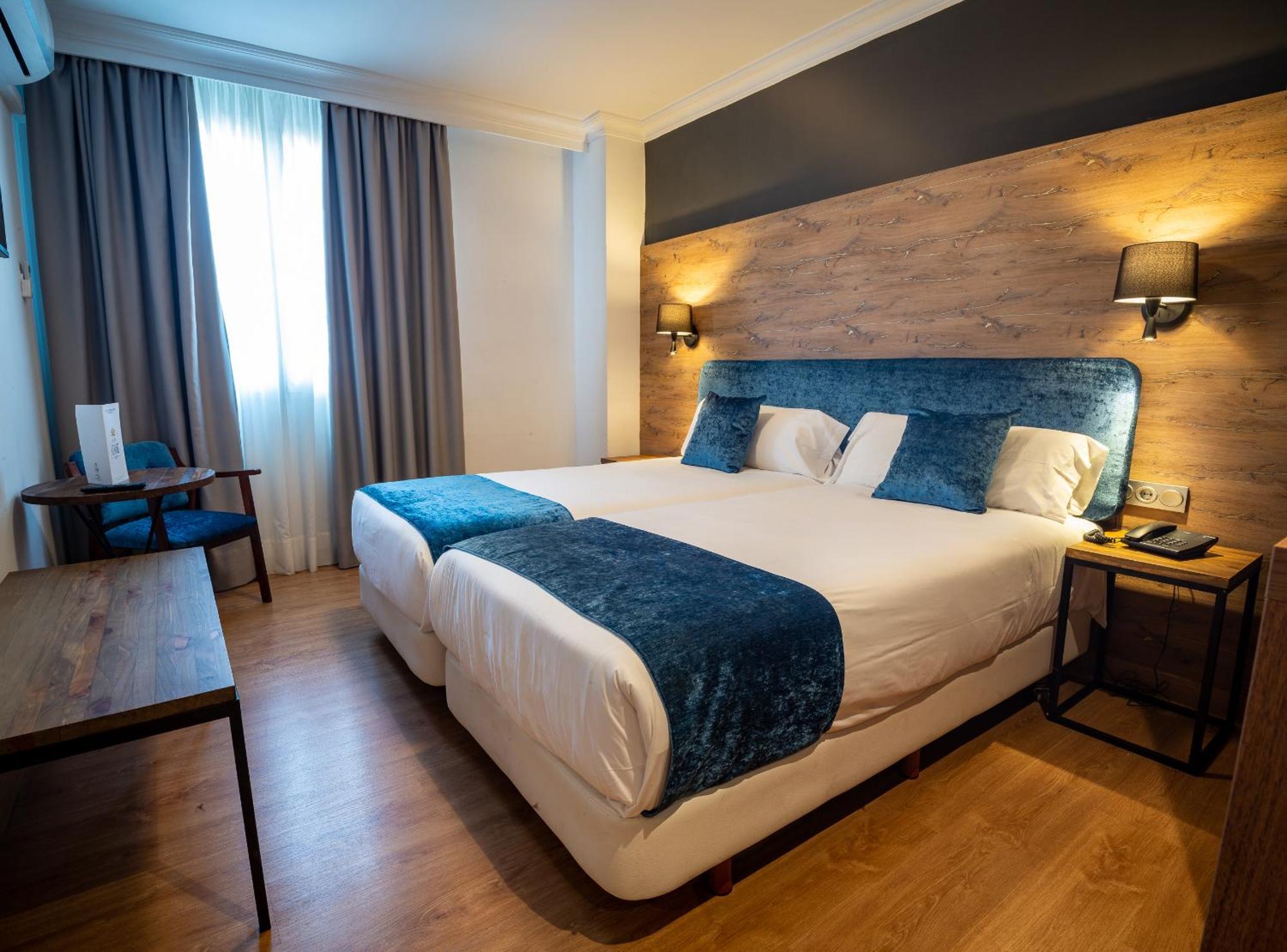 Double or Twin Room,610934392:JPEG