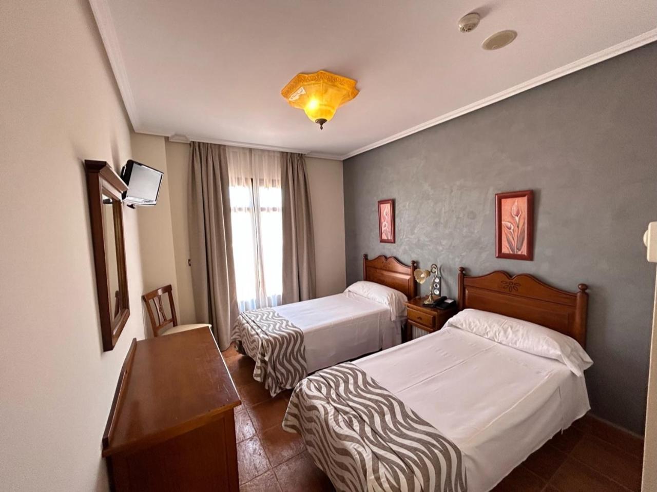 Twin Room,1555375165:JPEG