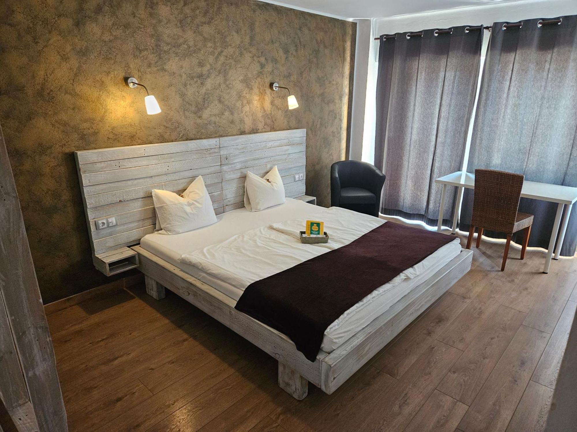Dvoulůžkový pokoj Deluxe s manželskou postelí a částečným výhledem na moře