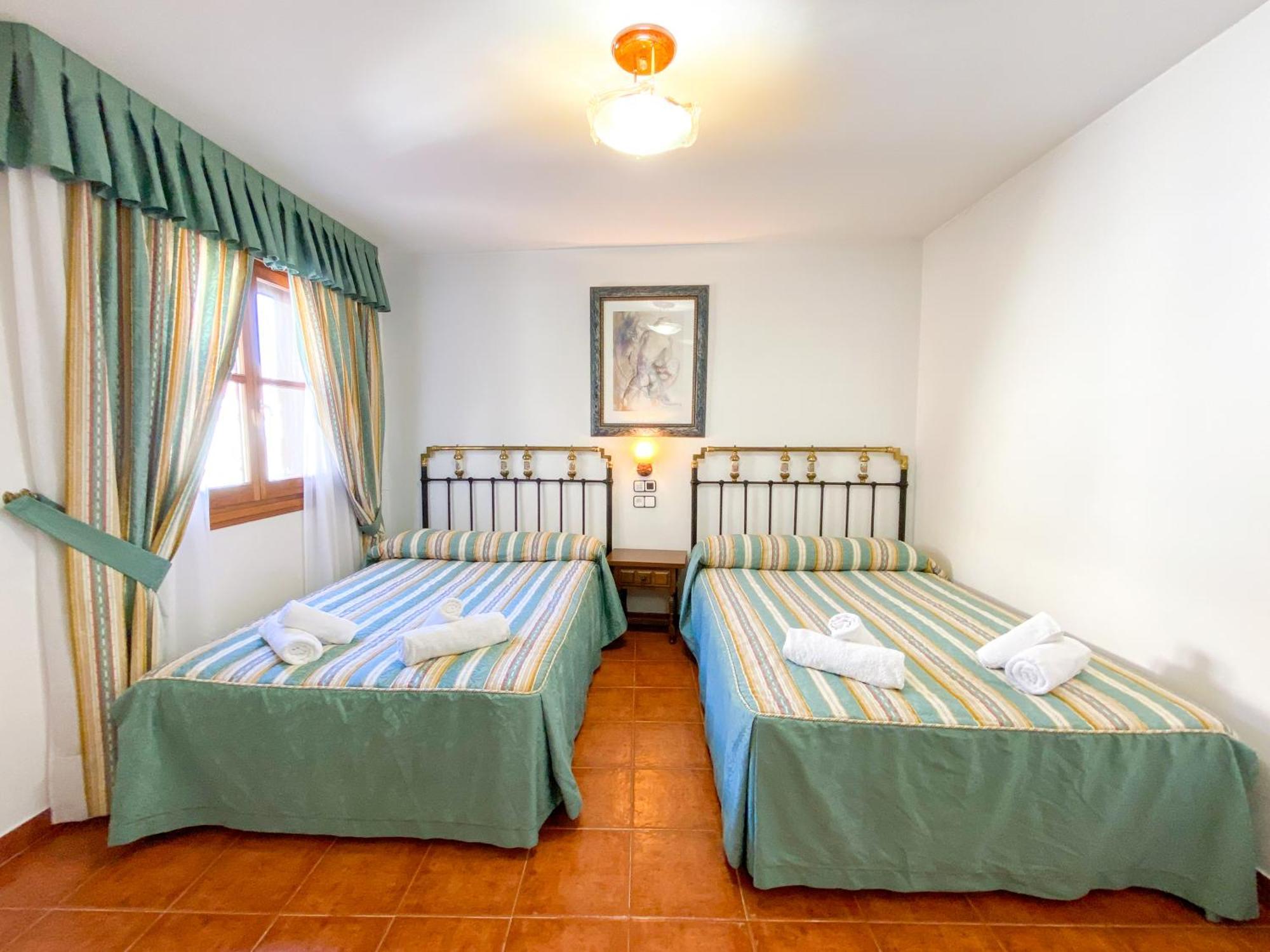 Habitación con 2 camas grandes
