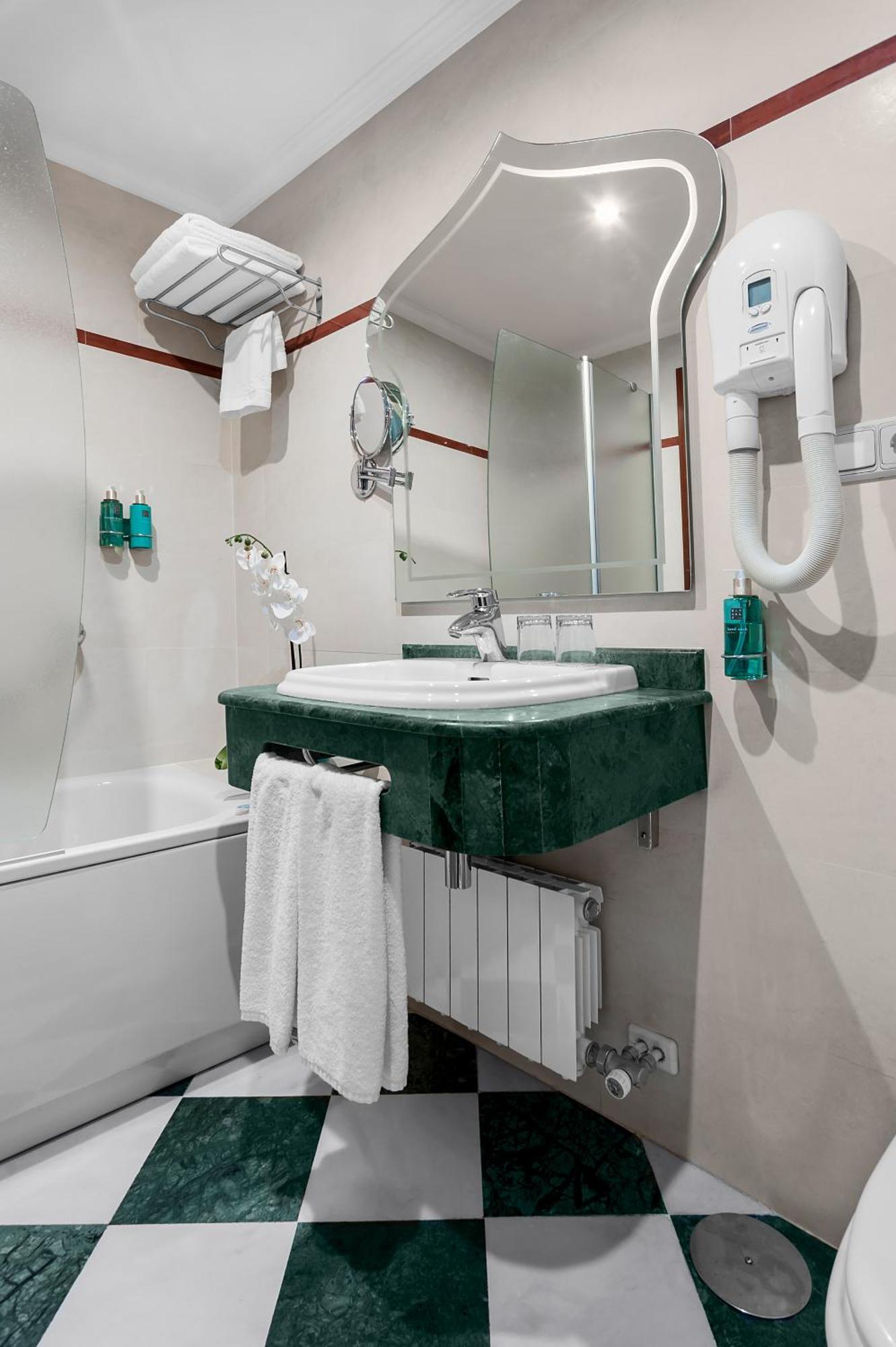 Deluxe Double or Twin Room Spa Bath