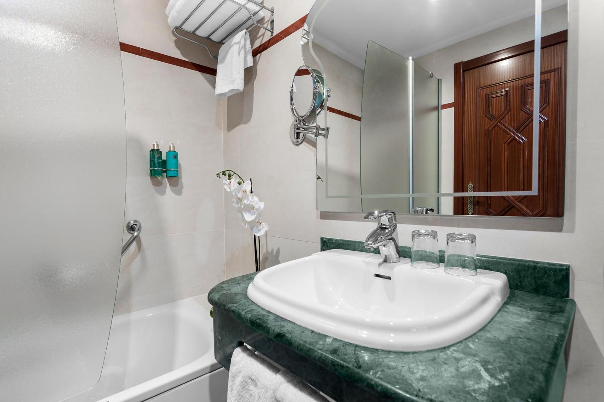 Deluxe Double or Twin Room Spa Bath