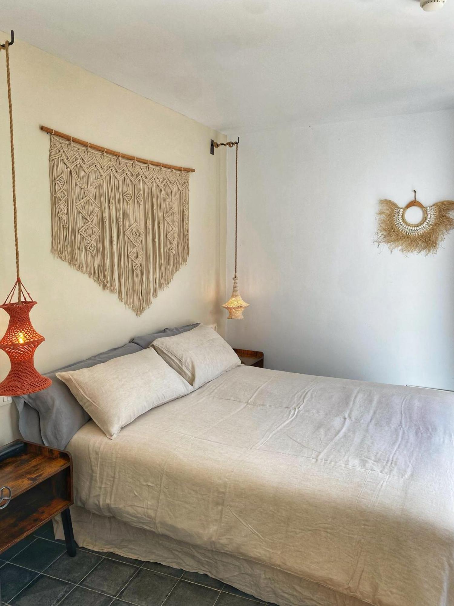 Habitación con cama grande