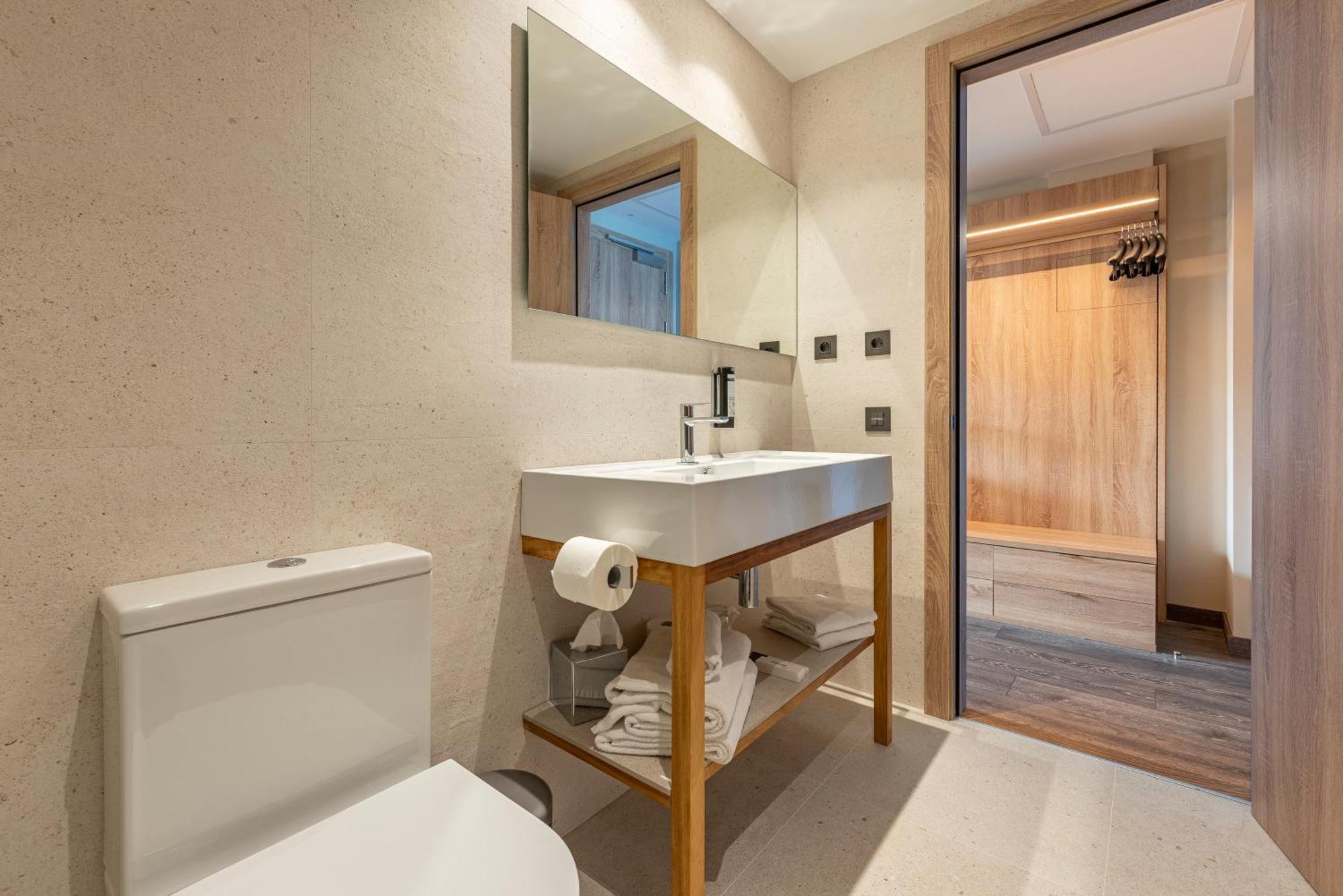 Doppelzimmer mit Poolblick und Terrasse