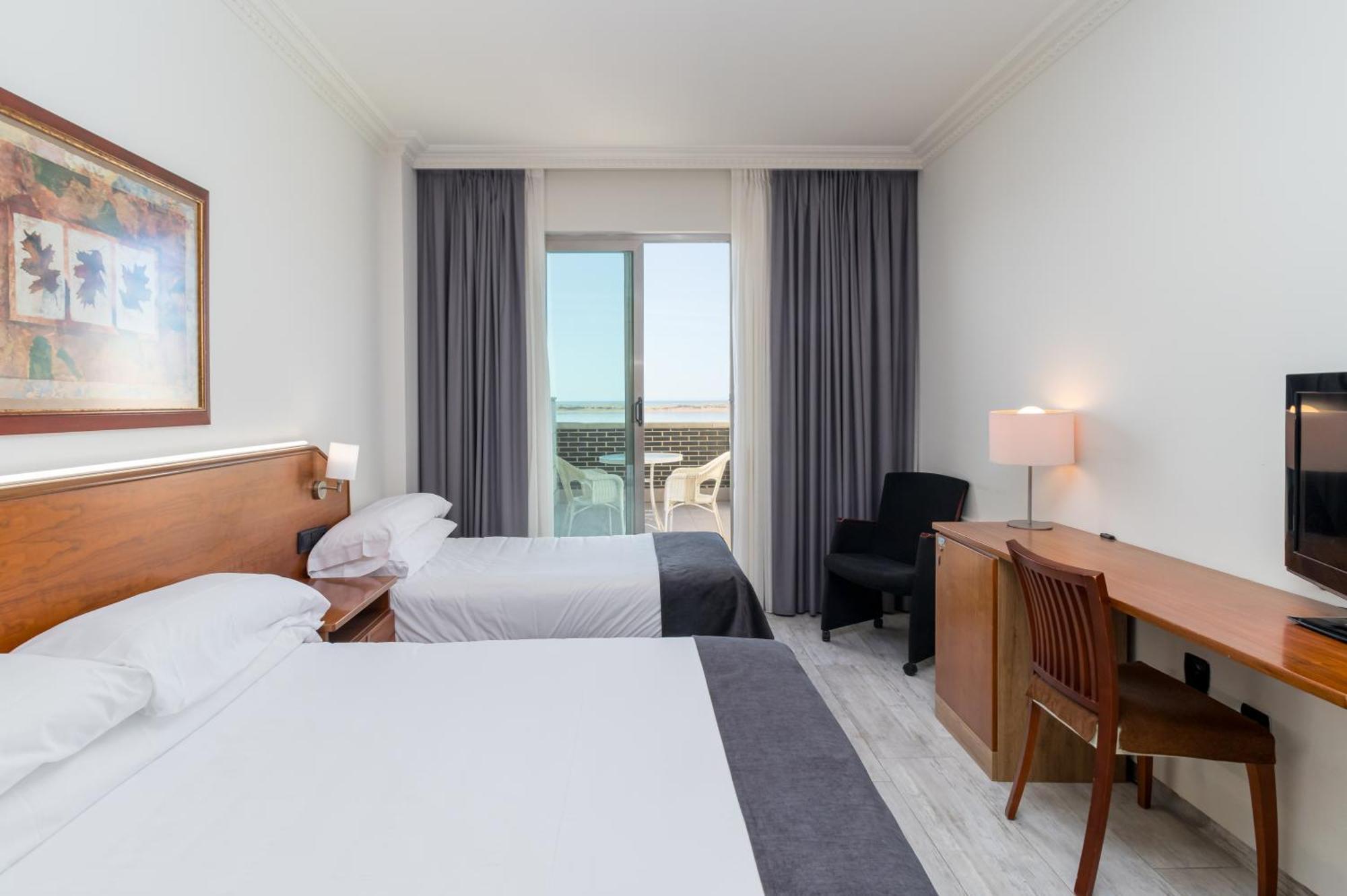 Habitación Doble con cama supletoria, vistas al mar y acceso al spa