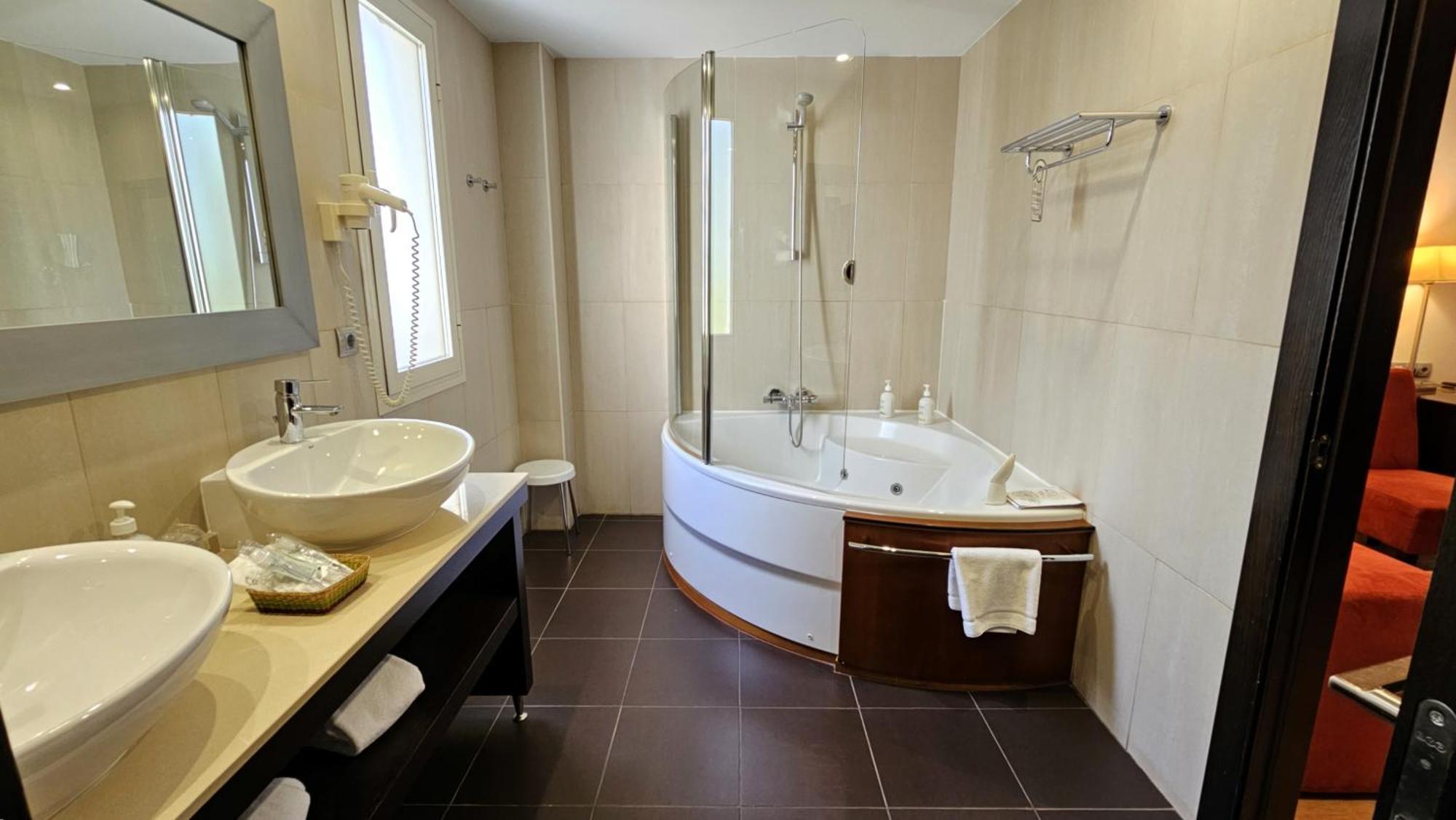 Suite King com Banheira de Hidromassagem