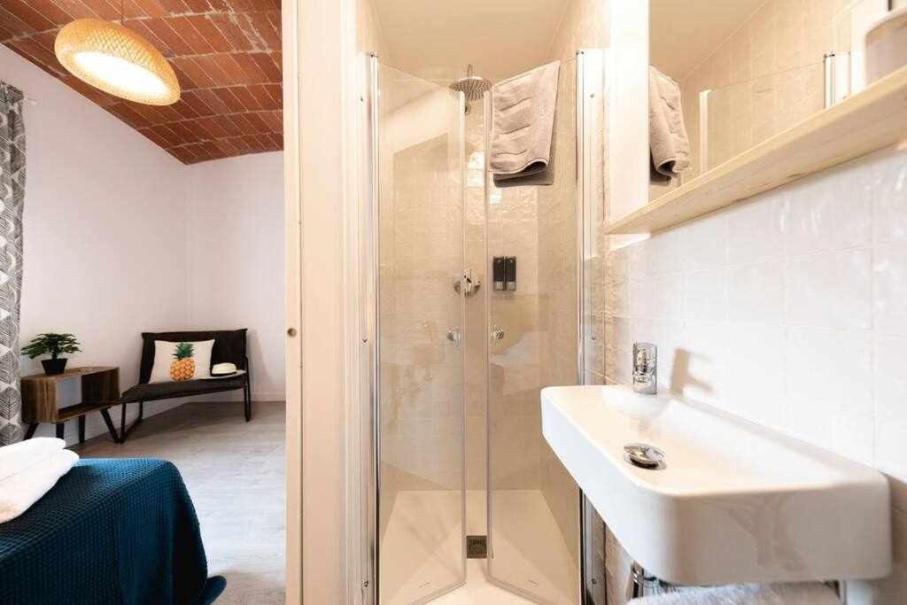 Deluxe Double Room Shower