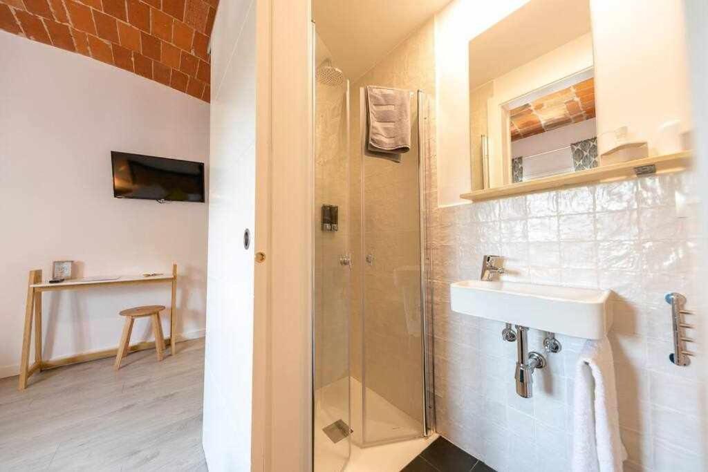 Deluxe Double Room Shower