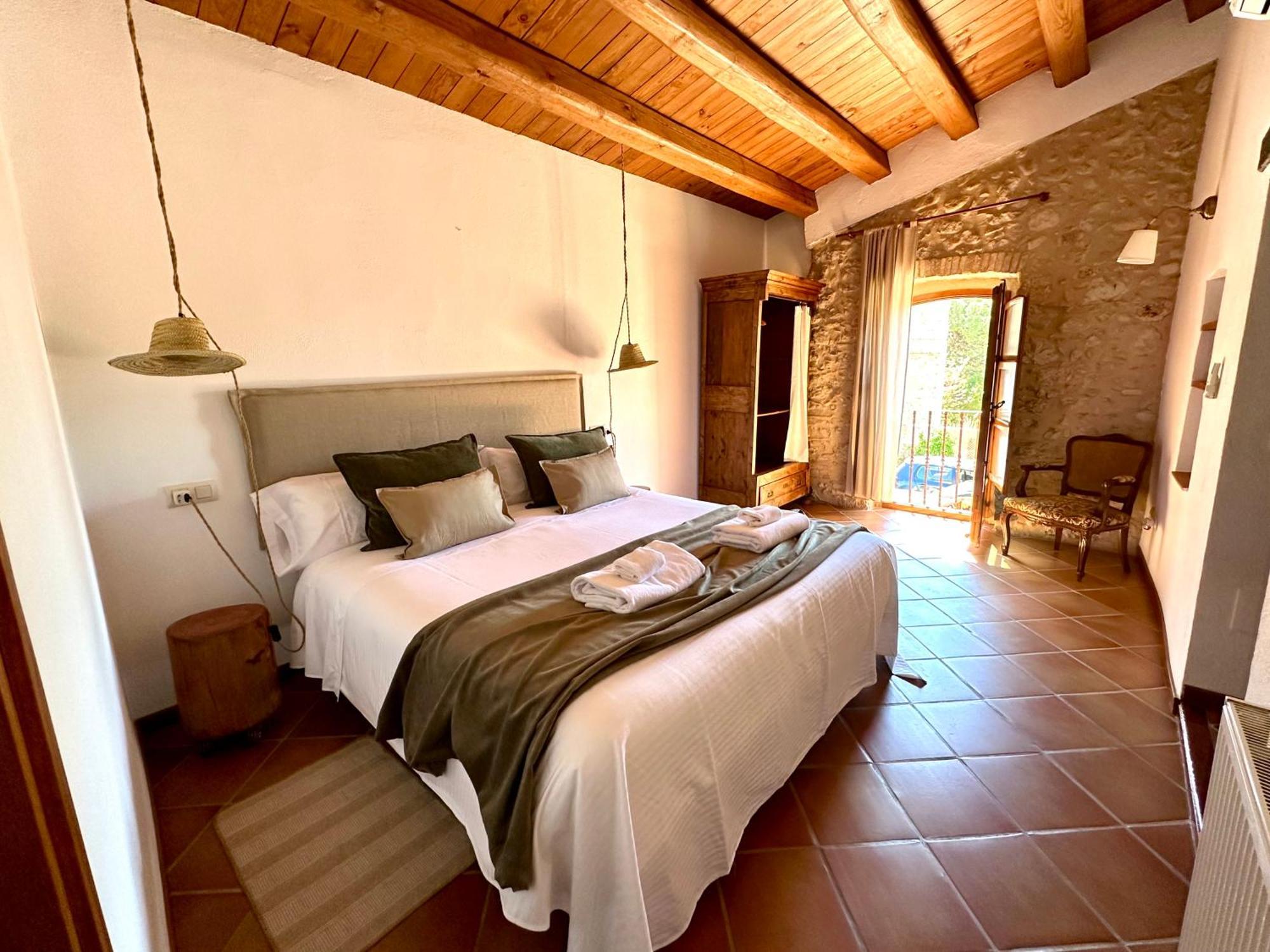 Habitación con cama grande y vistas al jardín