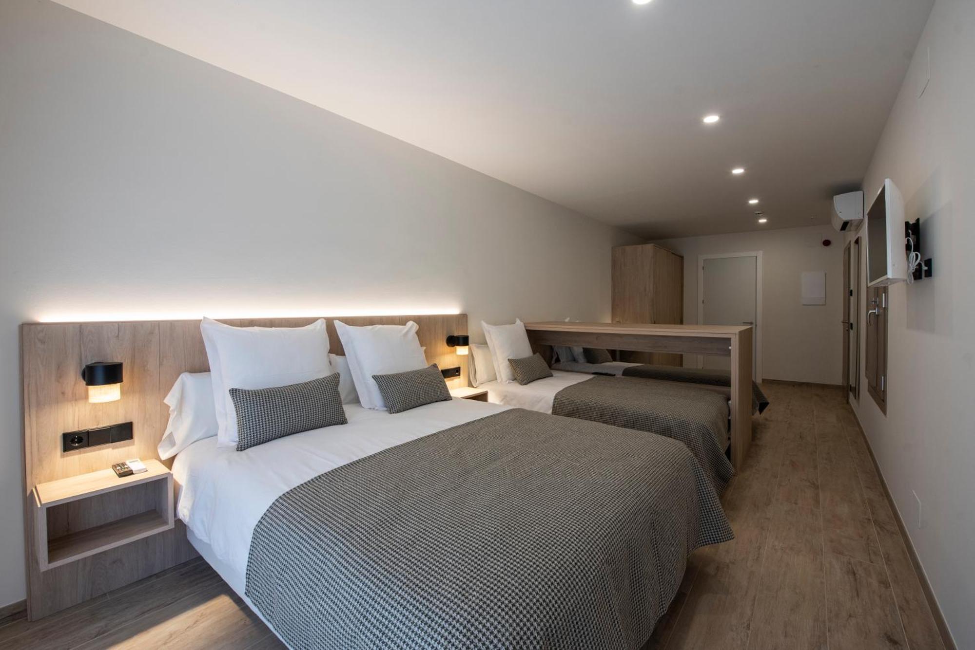 Habitación Cuádruple adaptada para personas con discapacidad. Con terraza y vistas al jardín.