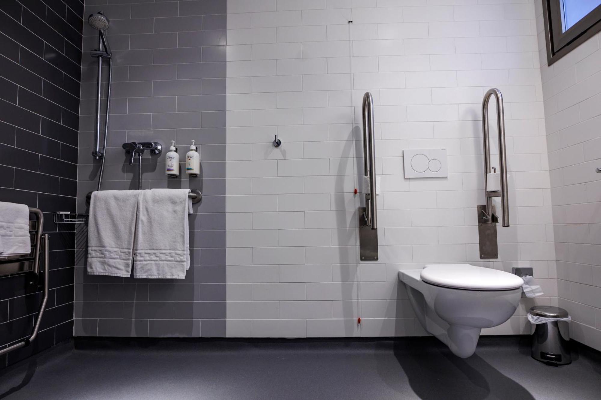 Standard Queen Room - Accessible with Free Breakfast