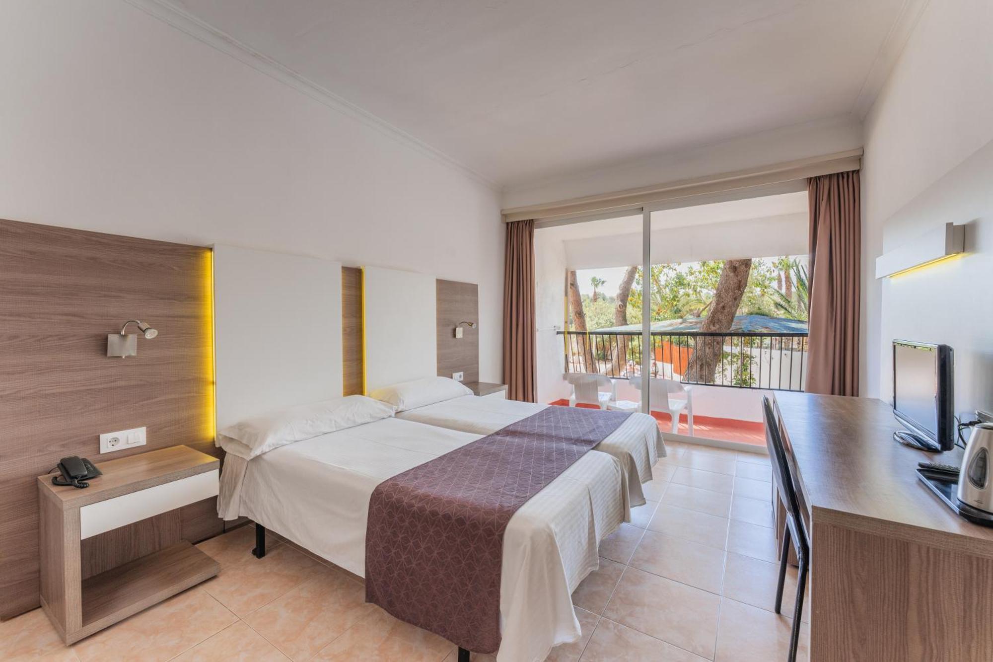 Doppel-/Zweibettzimmer mit Poolblick