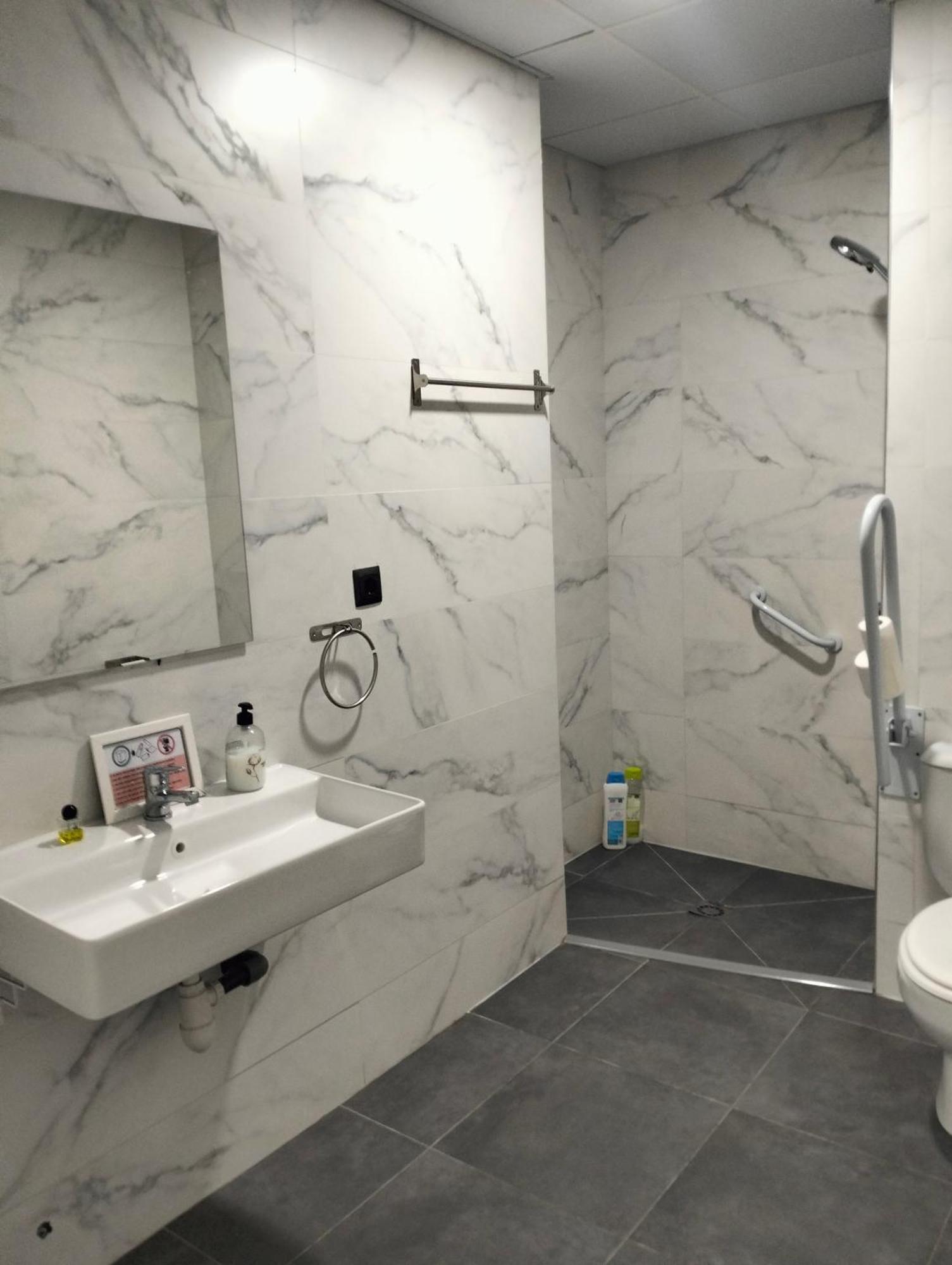 Chambre Simple - Accessible aux Personnes à Mobilité Réduite