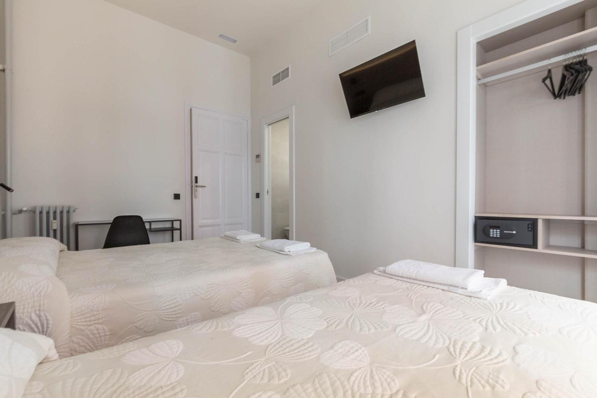 Twin Room,1629392464:JPEG