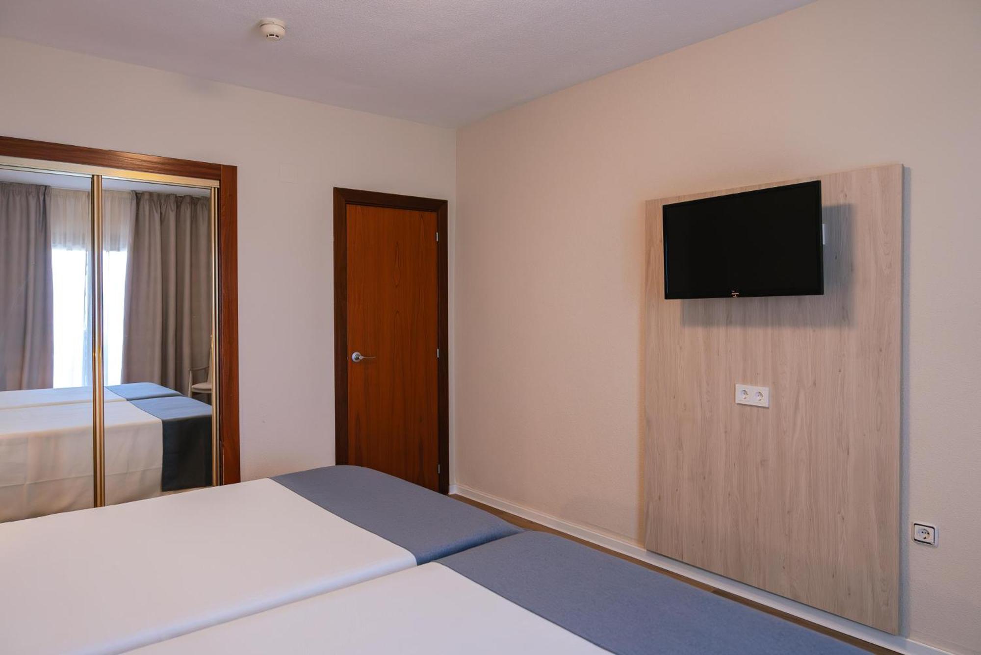 One-Bedroom Apartment with Bay View (5 Adults)