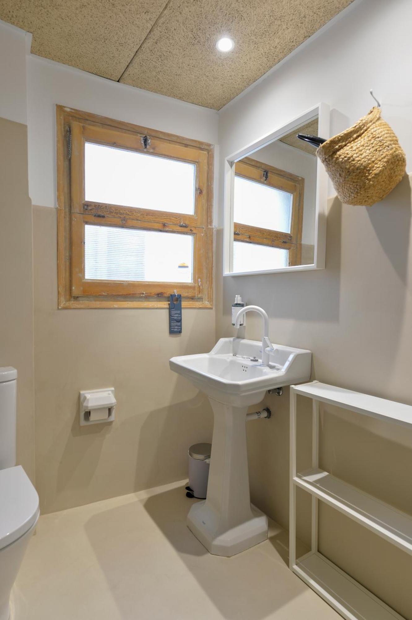 Quadruple Room Interior,1634359804:JPEG