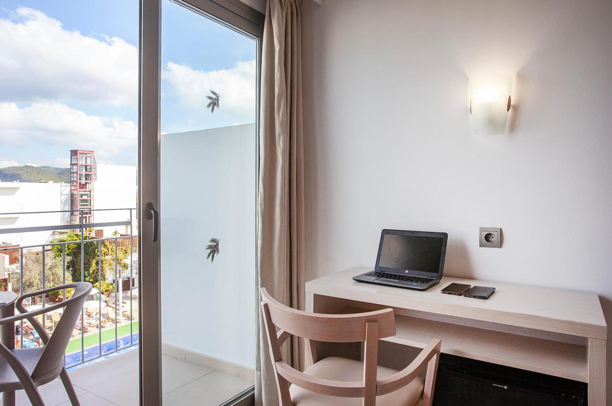 Twin Room,1634404693:JPEG