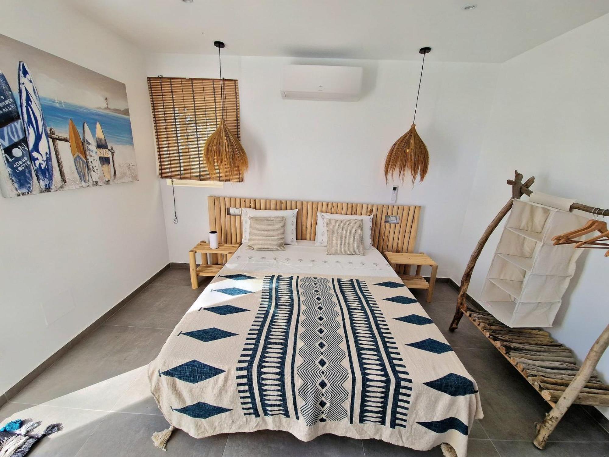 Habitación con cama grande