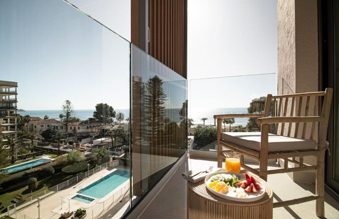 Habitación con balcón y vistas laterales
