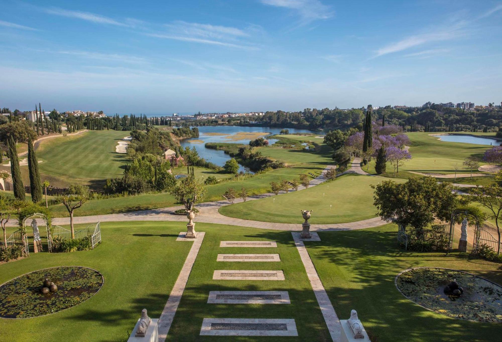 Suite Junior con vistas al lago y cama supletoria