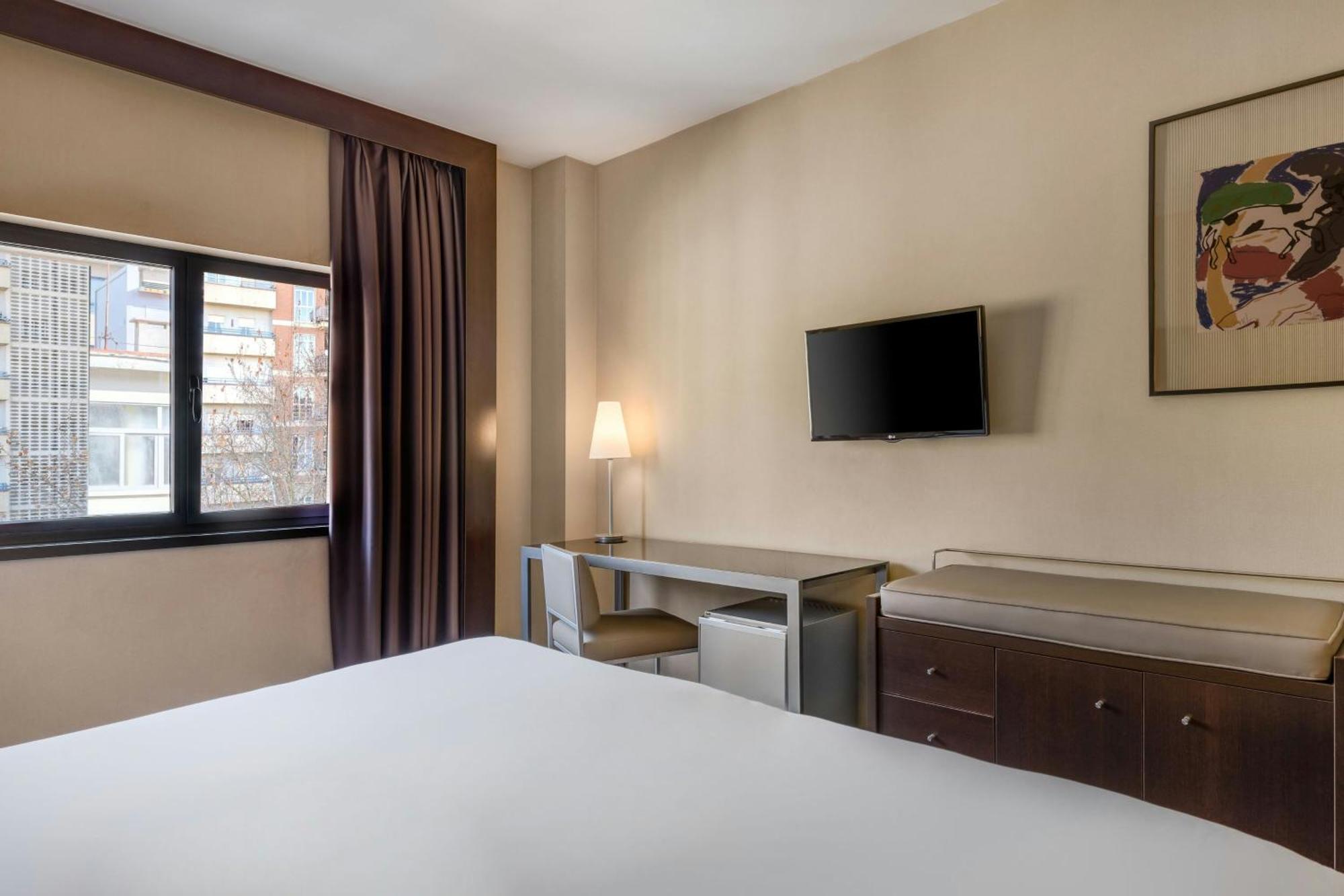 Habitación con cama grande