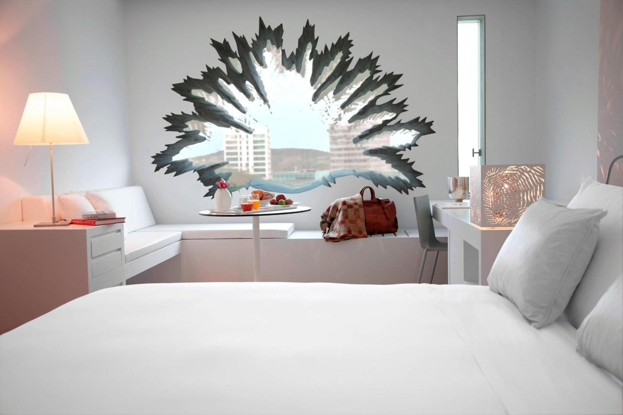 Superior King Room City View