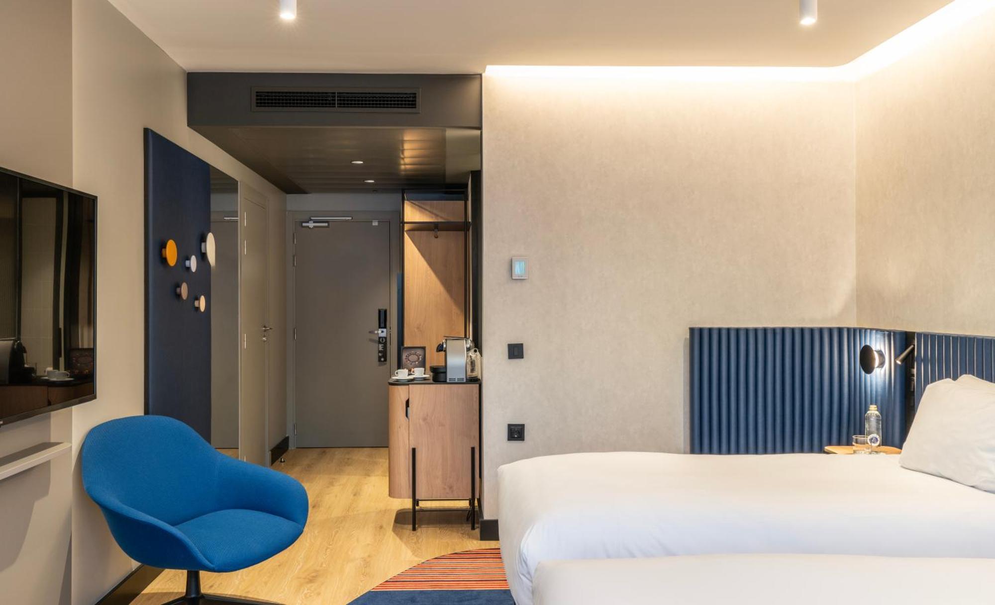 Standard room with two single beds in the Plaza Building