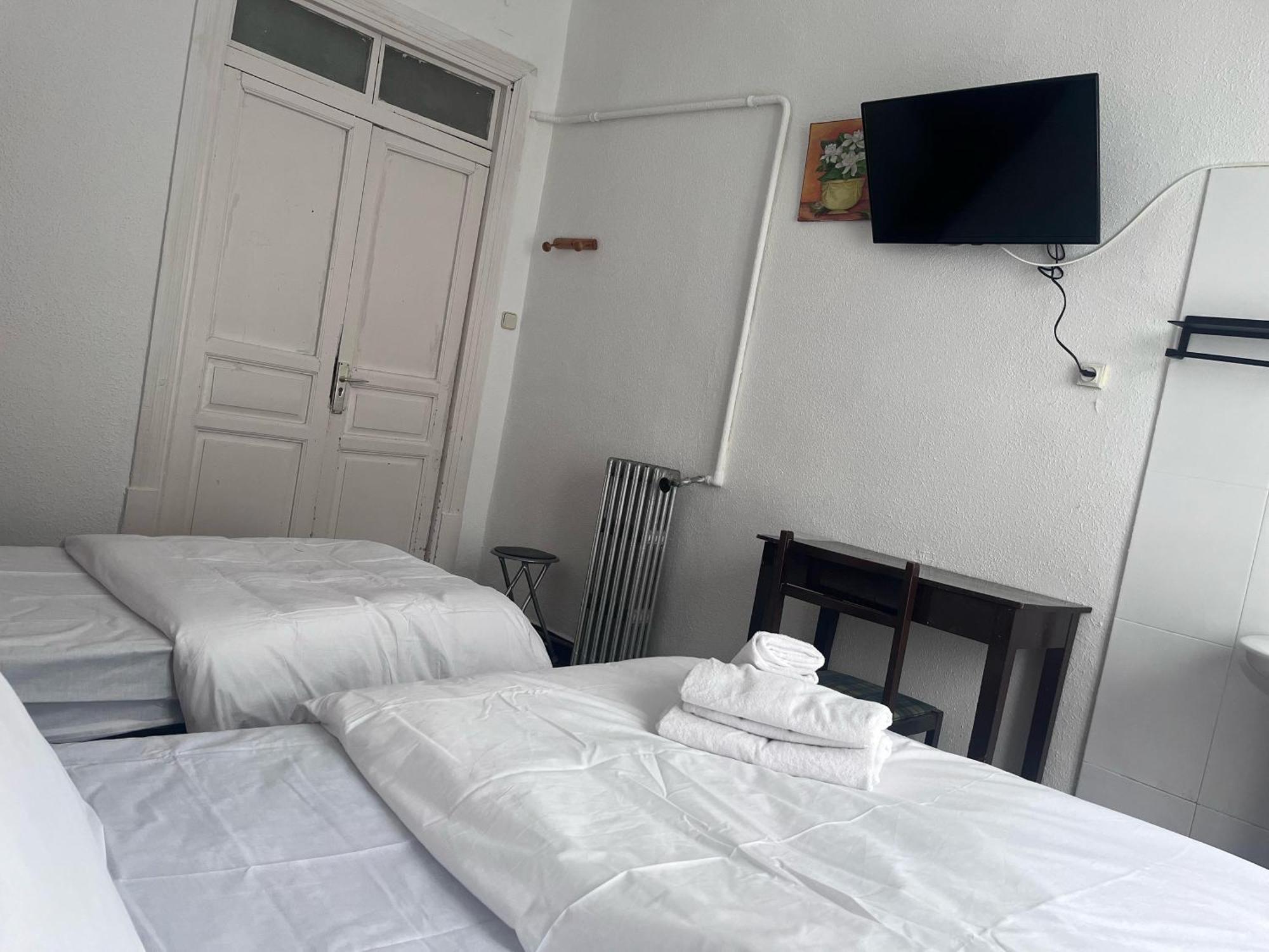 Triple Room with Shared Bathroom,1652768773:JPEG