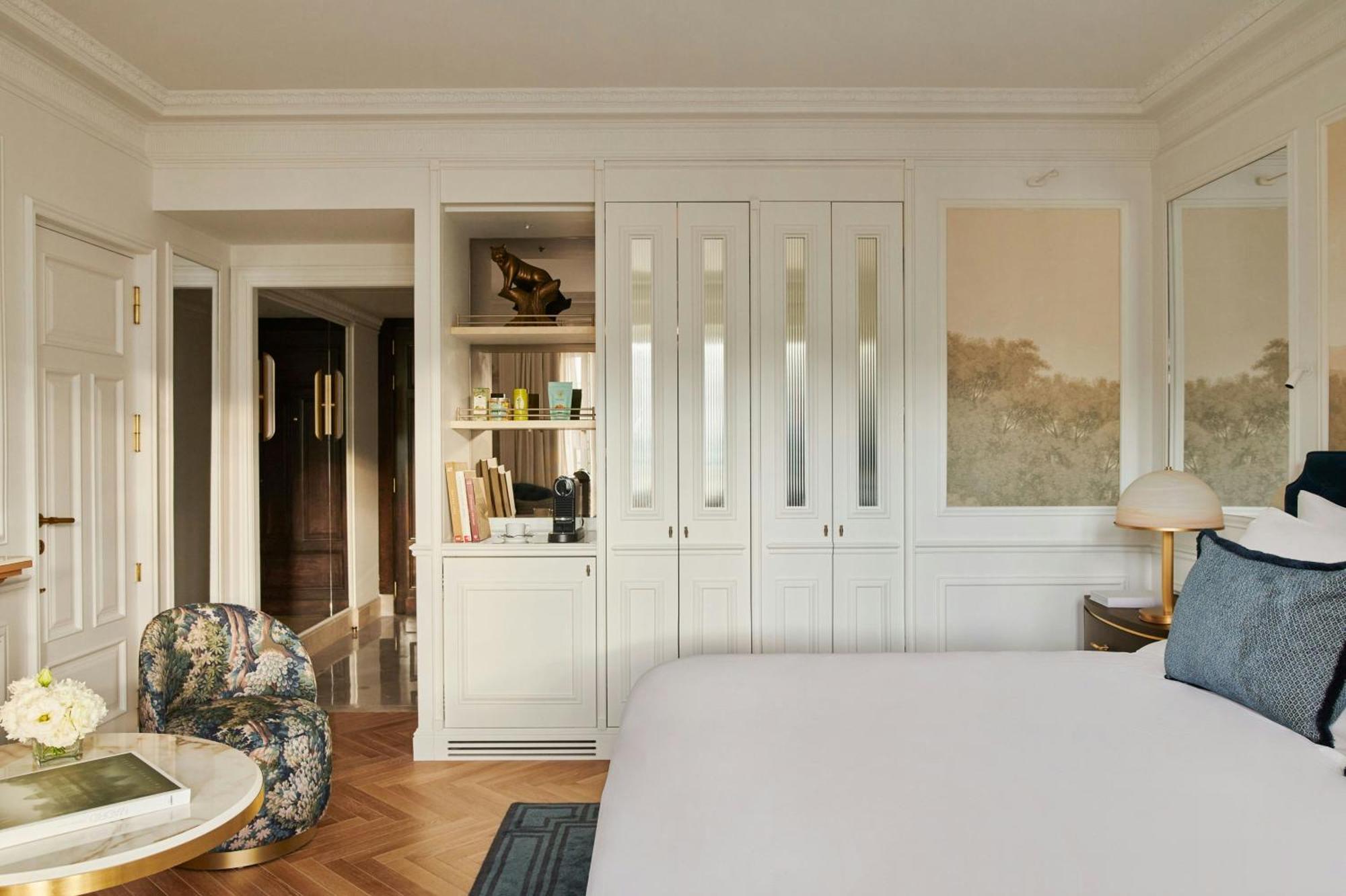 Quarto Premium com Cama King-size e Vista da Rua
