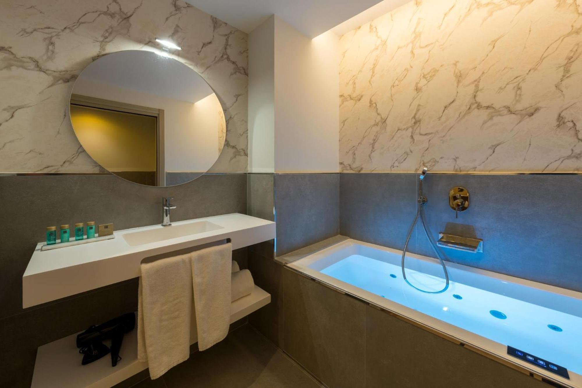 Habitación con cama grande y bañera de hidromasaje